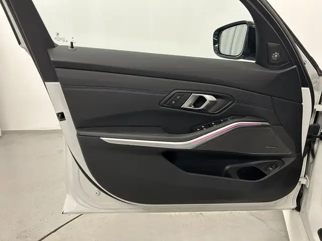 BMW 3 Series view 15