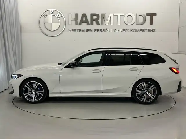 BMW 3 Series view 3