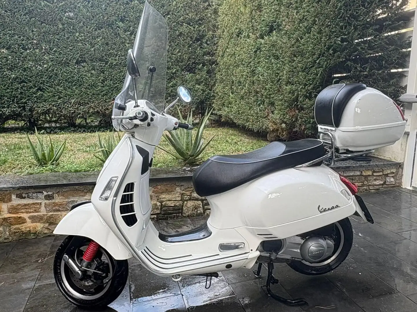 Vespa GTS Super 300 Fehér - 2