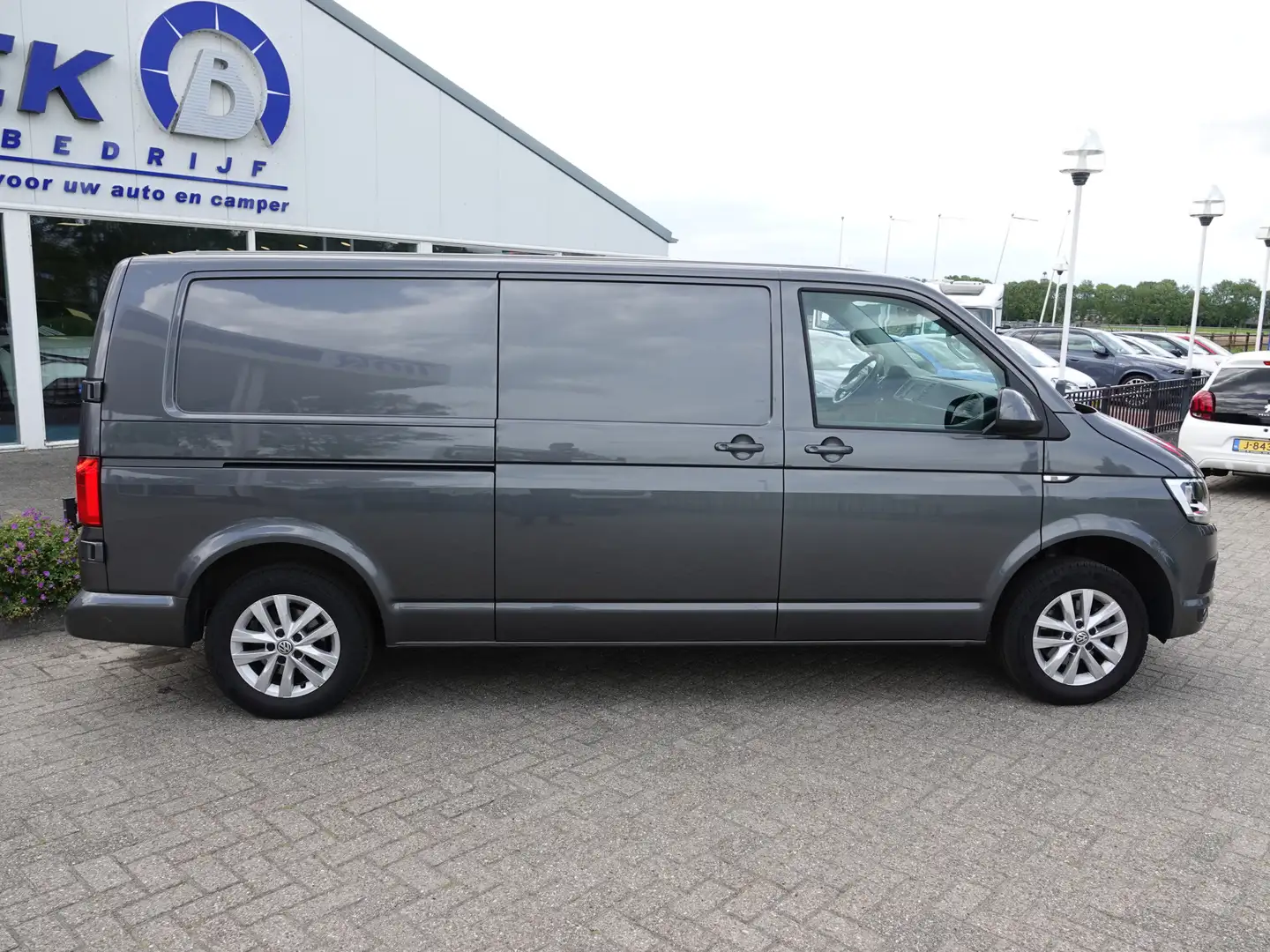 Volkswagen T6 Transporter 2.0 TDI L2H1 150PK 4Motion Highline TREKH. | NAVI Grijs - 2