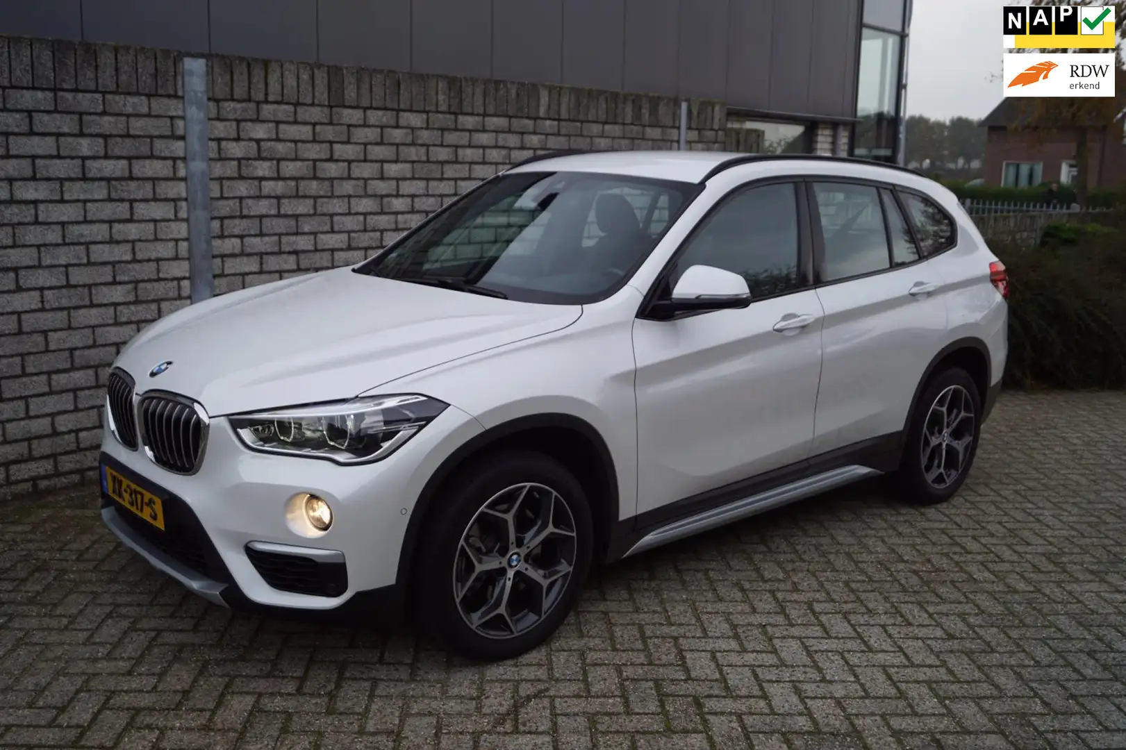 BMW X1 SDrive20i High Executive 192PK Autom Leder Stoelve Wit - 1