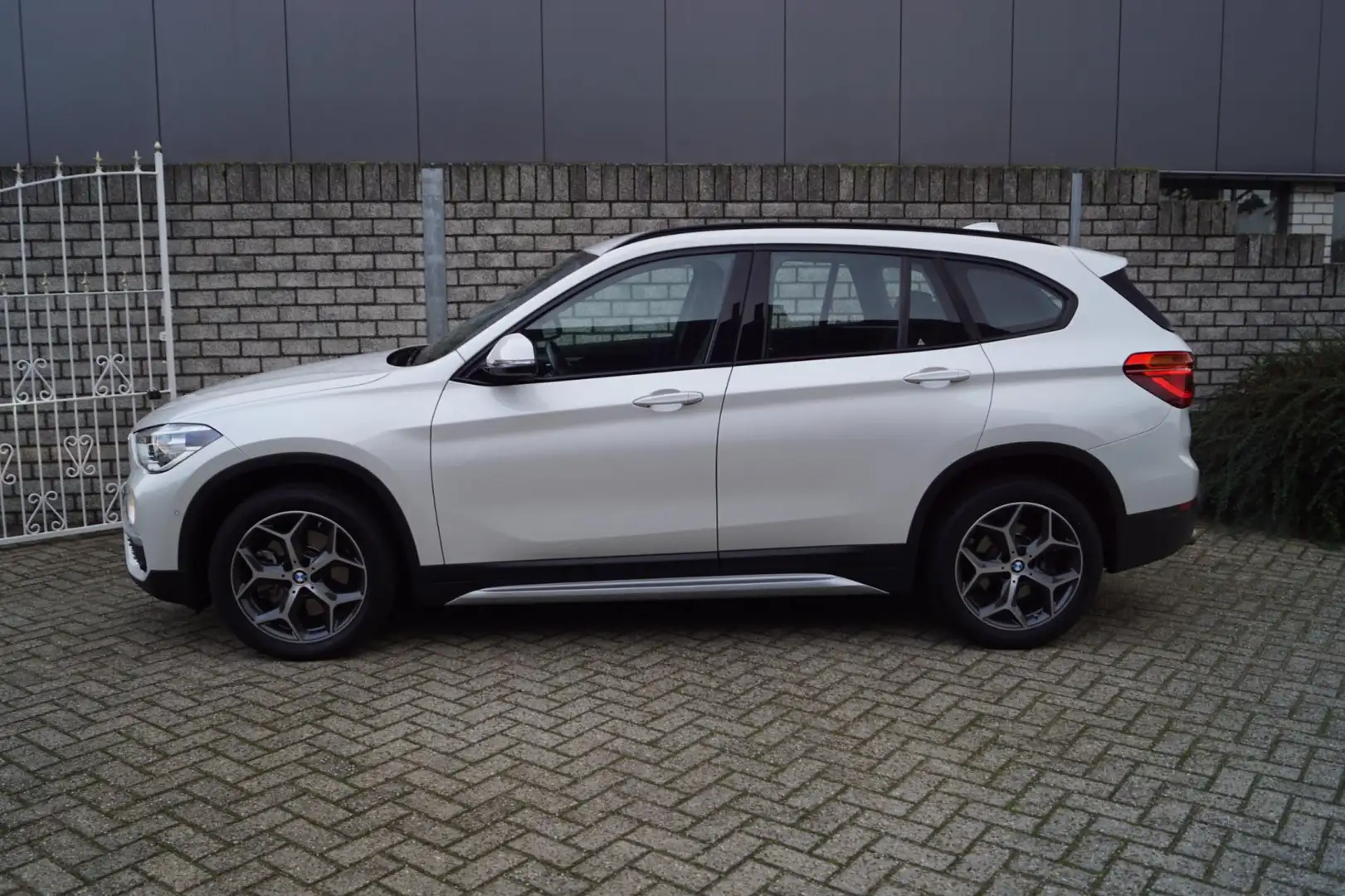 BMW X1 SDrive20i High Executive 192PK Autom Leder Stoelve Wit - 2