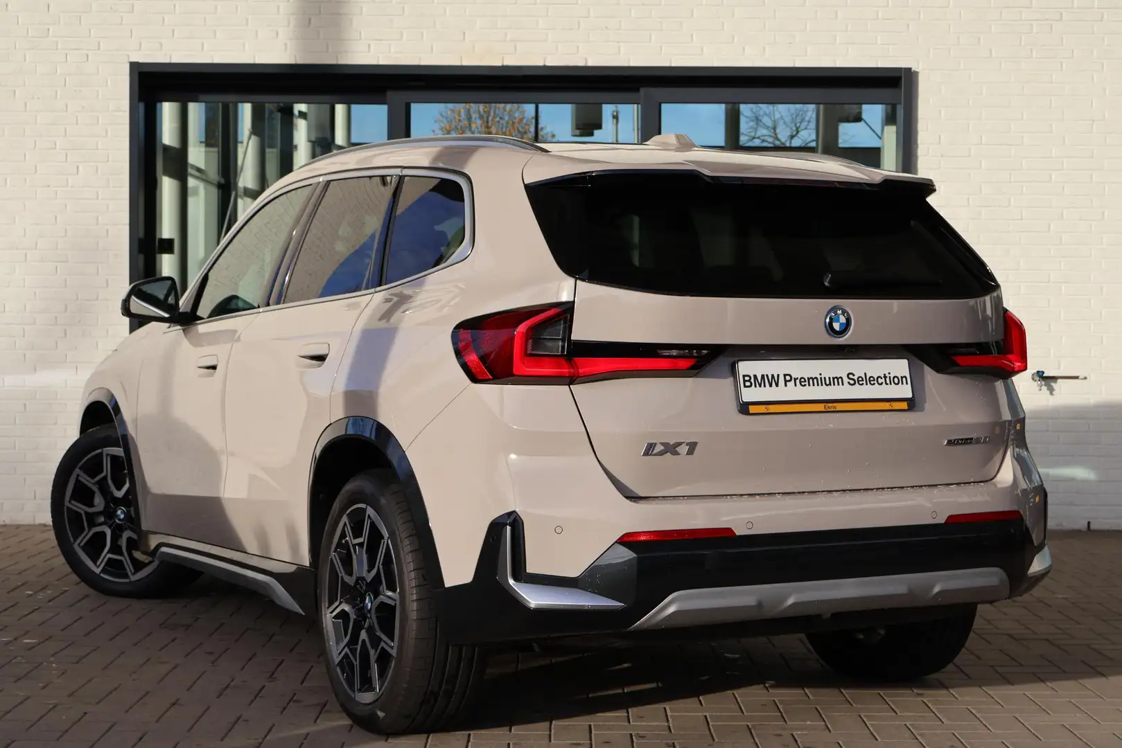 BMW iX1 eDrive20 67 kWh M Sport Edition | Glazen Panoramad Gris - 2