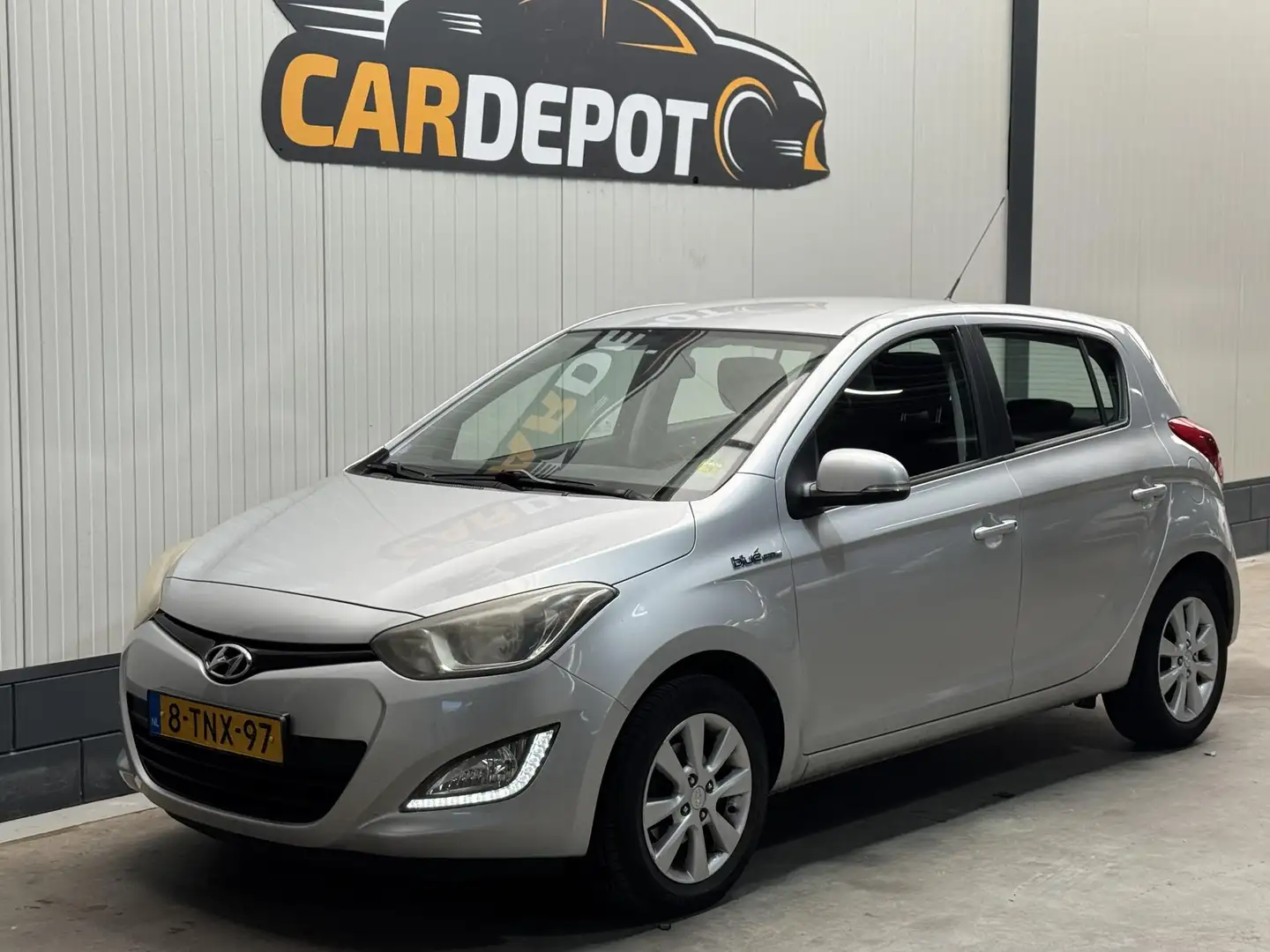 Hyundai i20 1.2i i-Deal Vol jaar APK Zeer netjes Grijs - 1