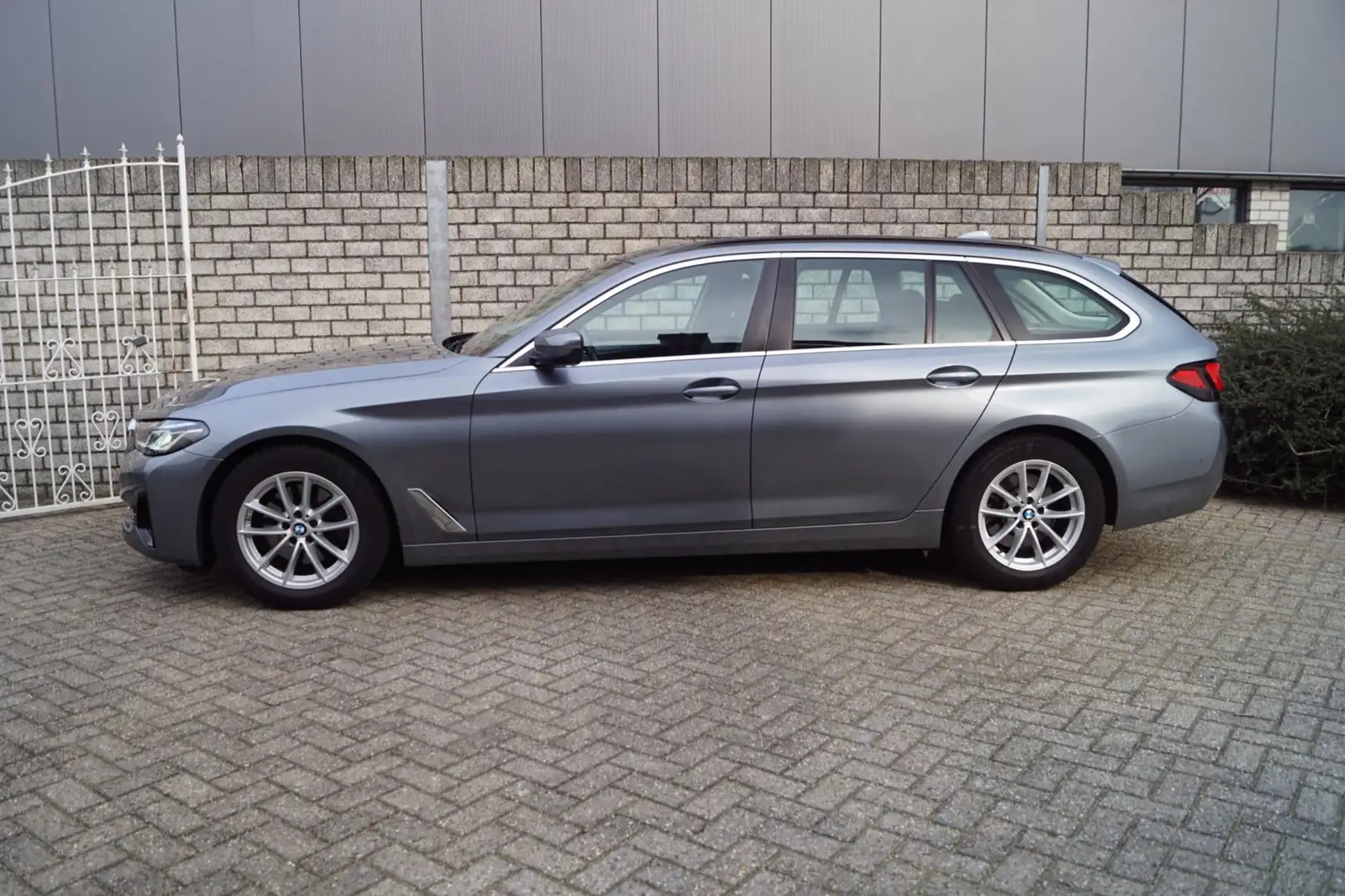 BMW 520 5-serie Touring 520i Business Edition Plus Autom L Grijs - 2