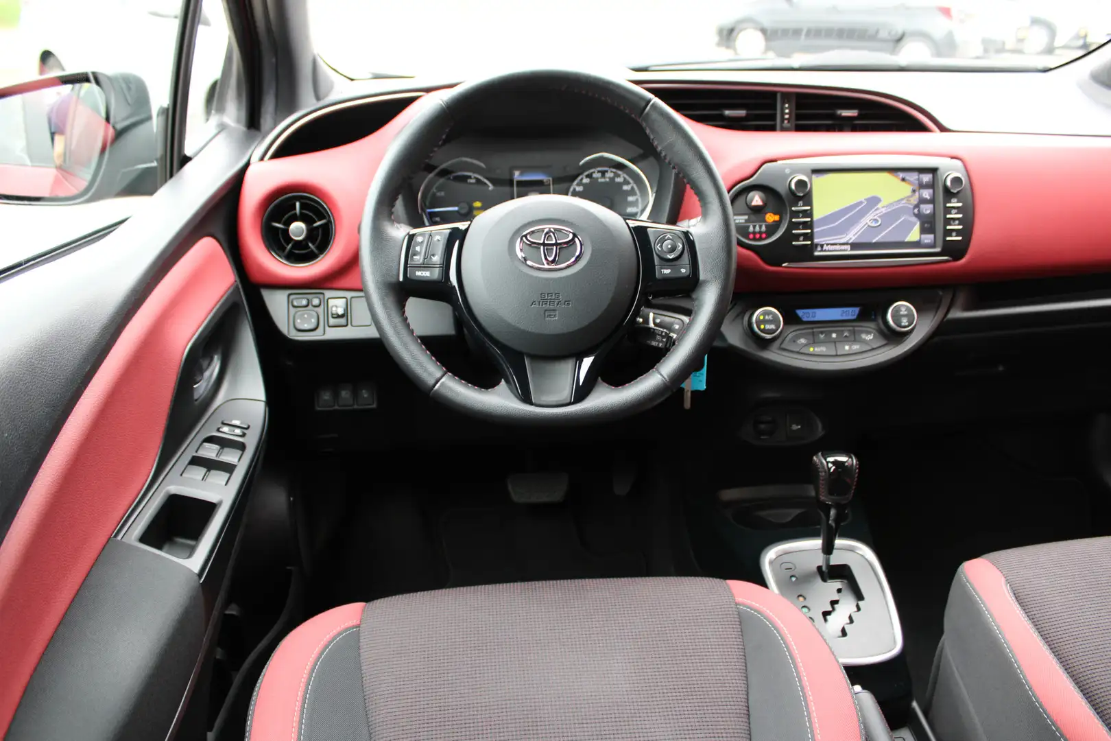 Toyota Yaris 1.5 Hybrid Bi-Tone Limited Automaat 100pk | Cruise Rot - 2