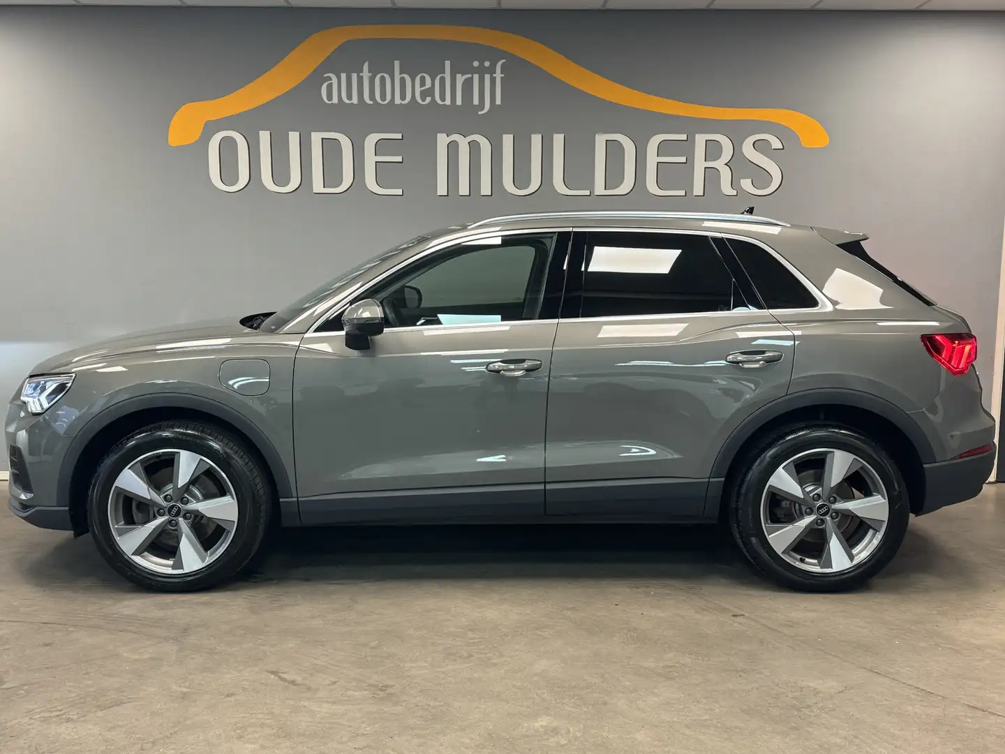 Audi Q3 45 TFSI e Camera/Stoelverwarming/Parkeersensoren Gris - 2