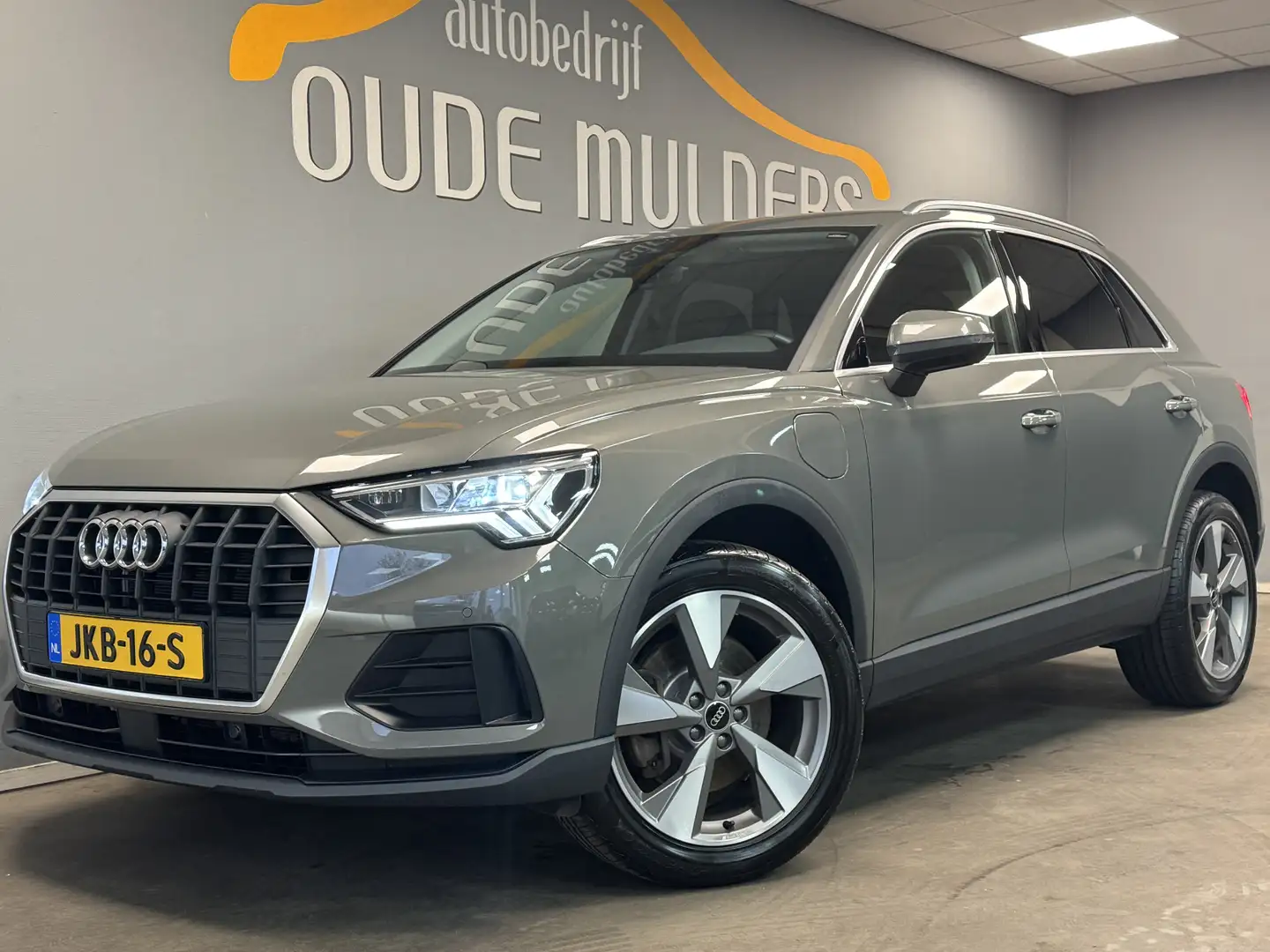 Audi Q3 45 TFSI e Camera/Stoelverwarming/Parkeersensoren Gris - 1