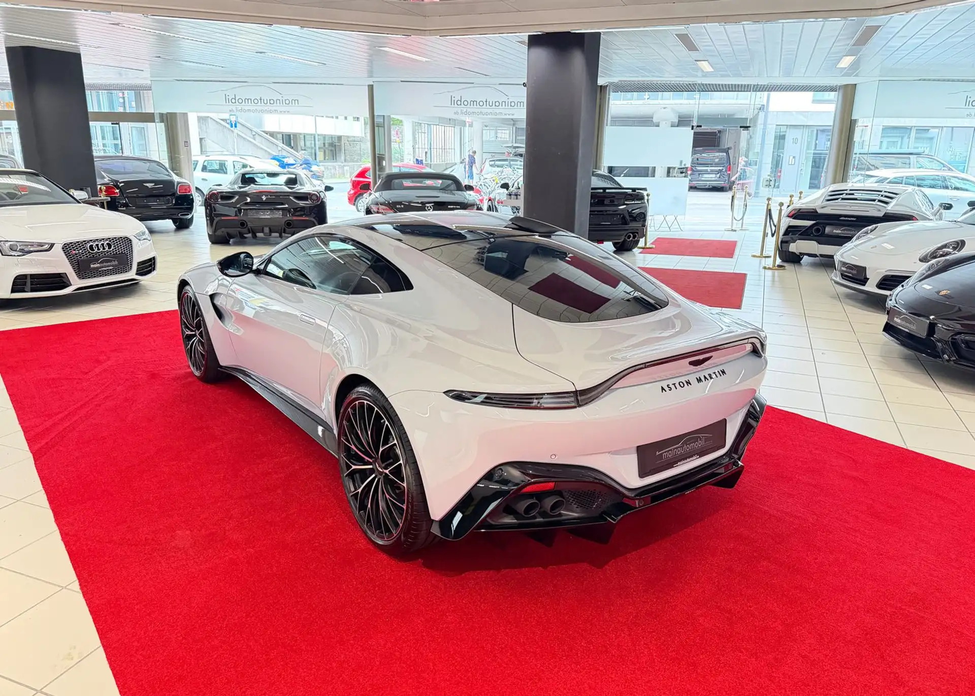 애스턴마틴 밴티지 V8 Coupe 2024 흰색 사진 7