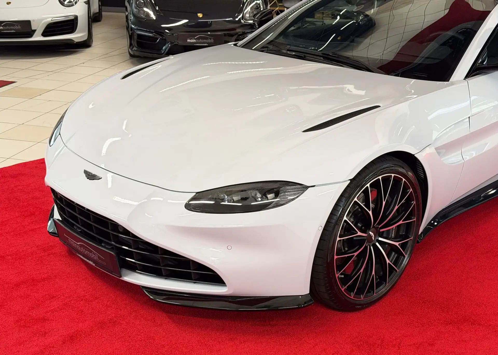 애스턴마틴 밴티지 V8 Coupe 2024 흰색 사진 4