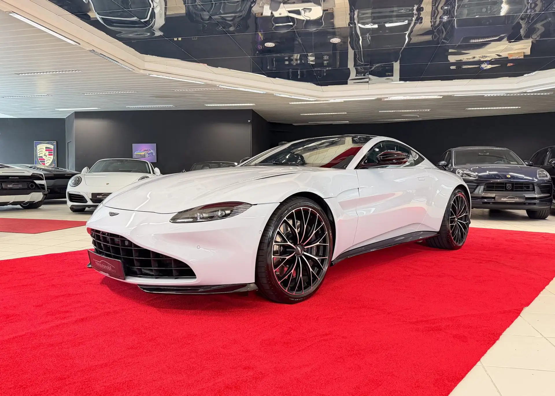 애스턴마틴 밴티지 V8 Coupe 2024 흰색 사진 3