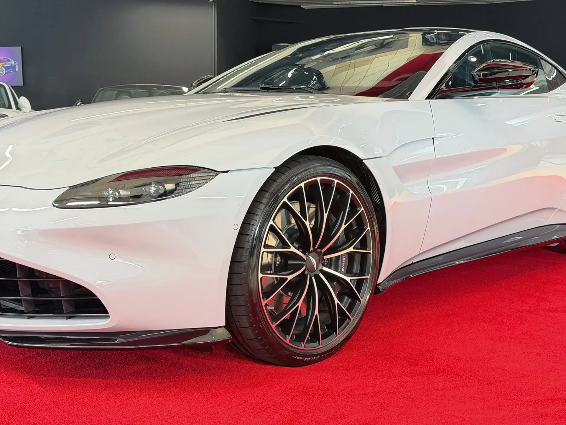 애스턴마틴 밴티지 V8 Coupe 2024 흰색 사진 5