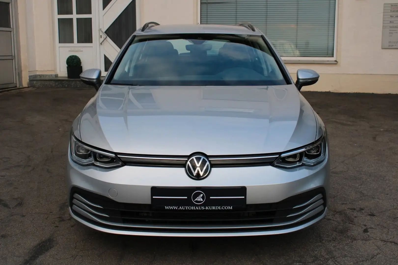 Volkswagen Golf VIII 2.0TDI Var. Life ACC AMBIENTE NAVI LED Silber - 2