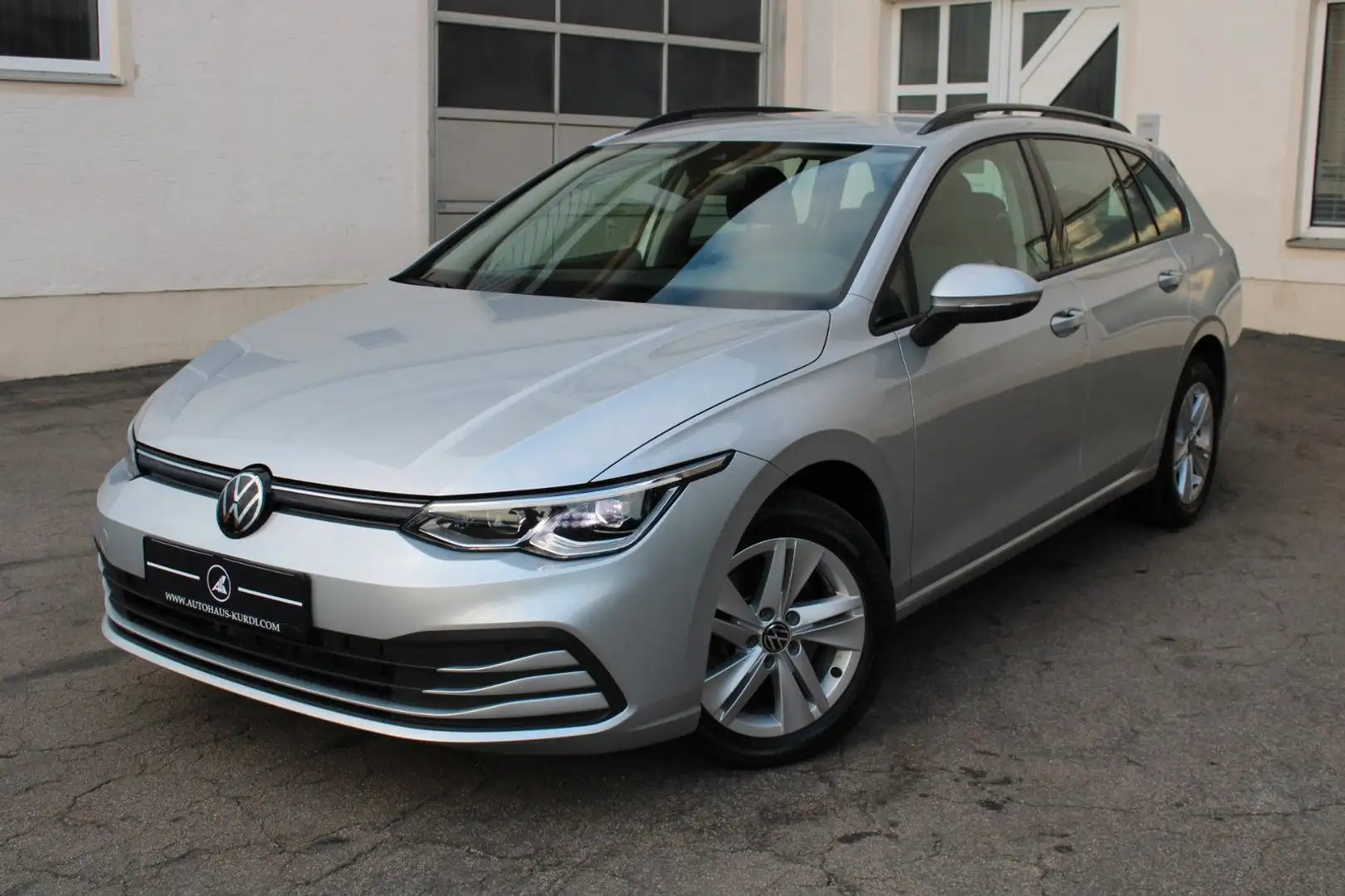 Volkswagen Golf VIII 2.0TDI Var. Life ACC AMBIENTE NAVI LED Silber - 1