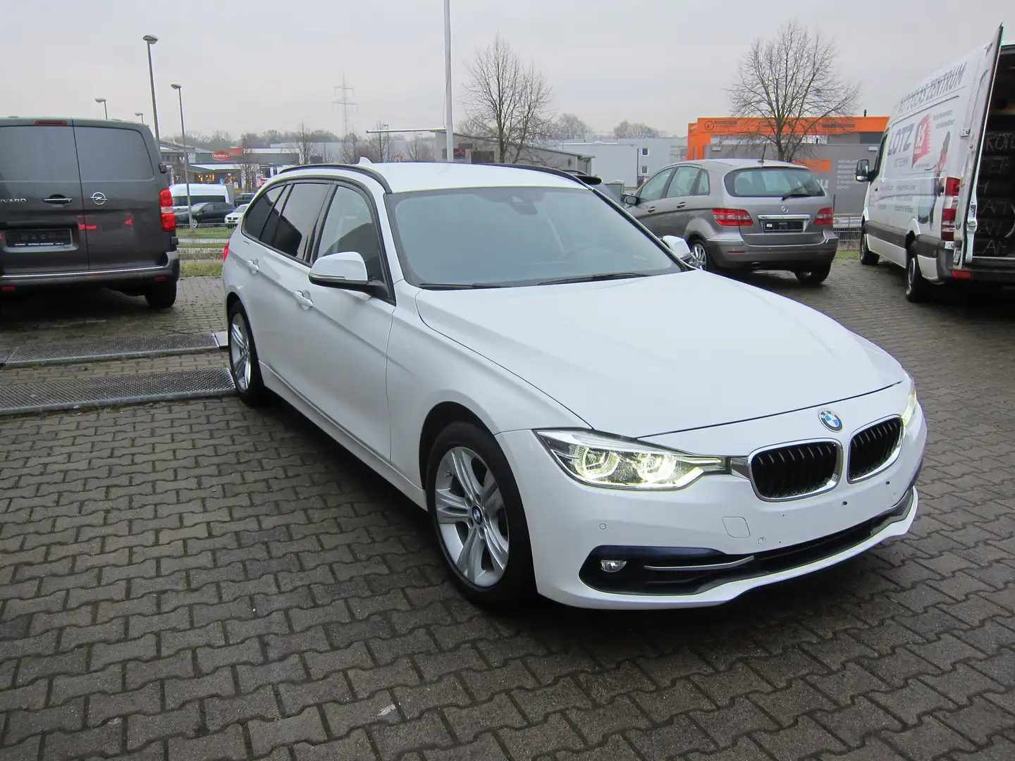 BMW 320 3er Touring Diesel 320d Touring xDrive Sport Line Weiß - 1