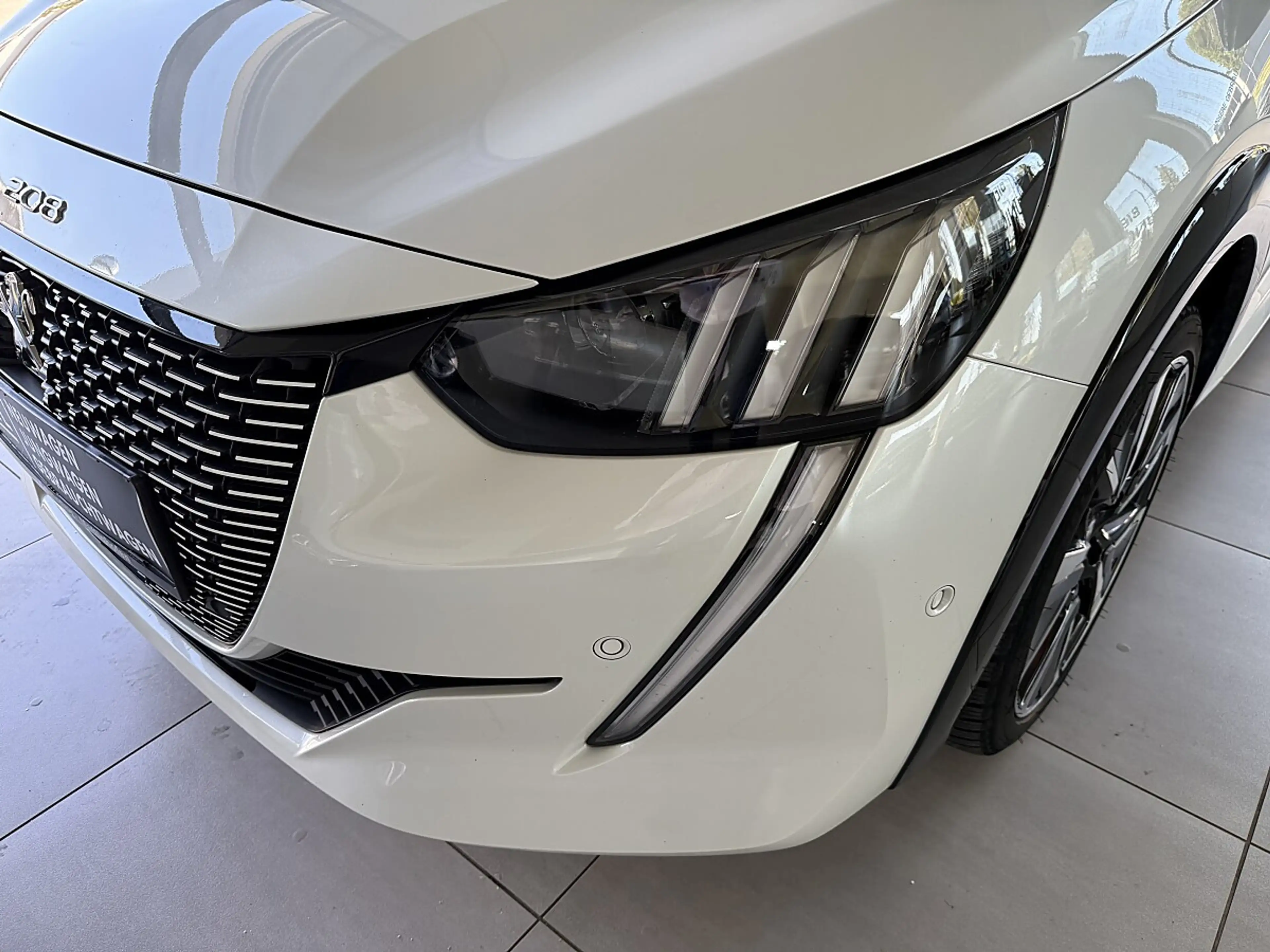 Peugeot e-208 50kWh GT Pack — photo 2