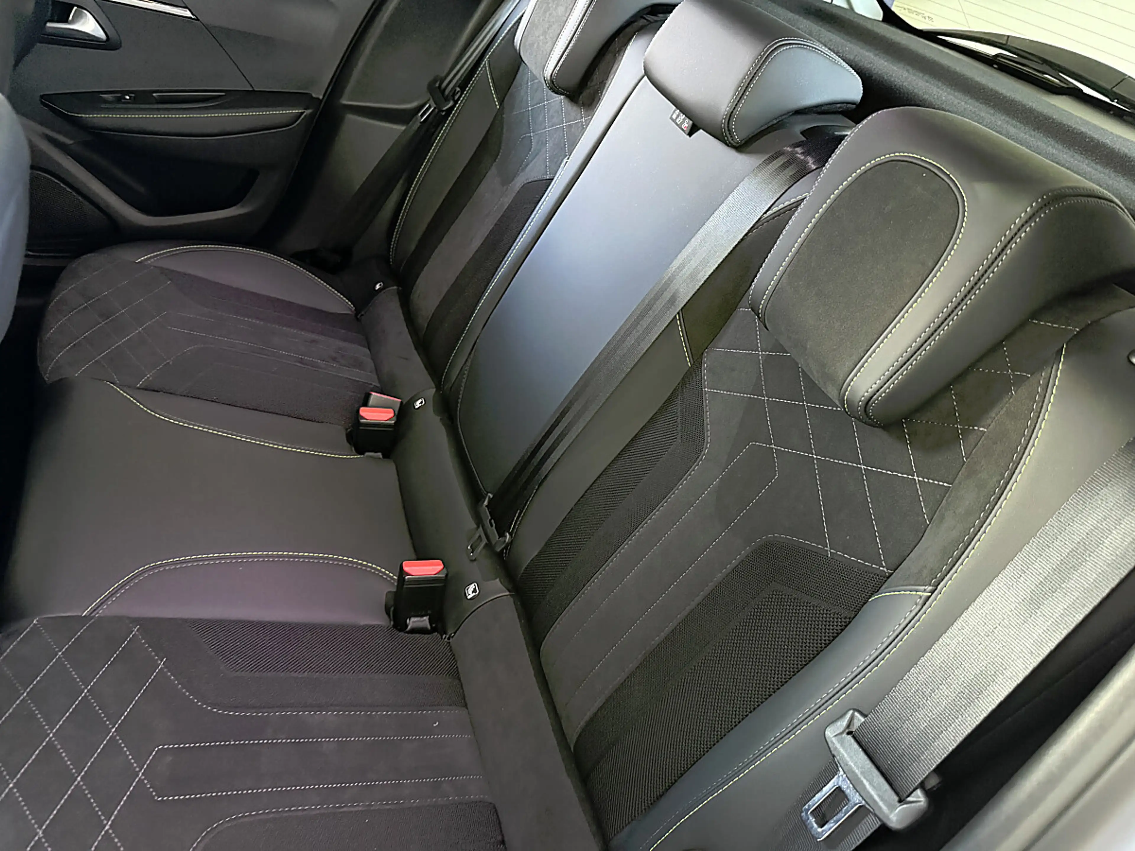 Peugeot e-208 50kWh GT Pack — photo 8