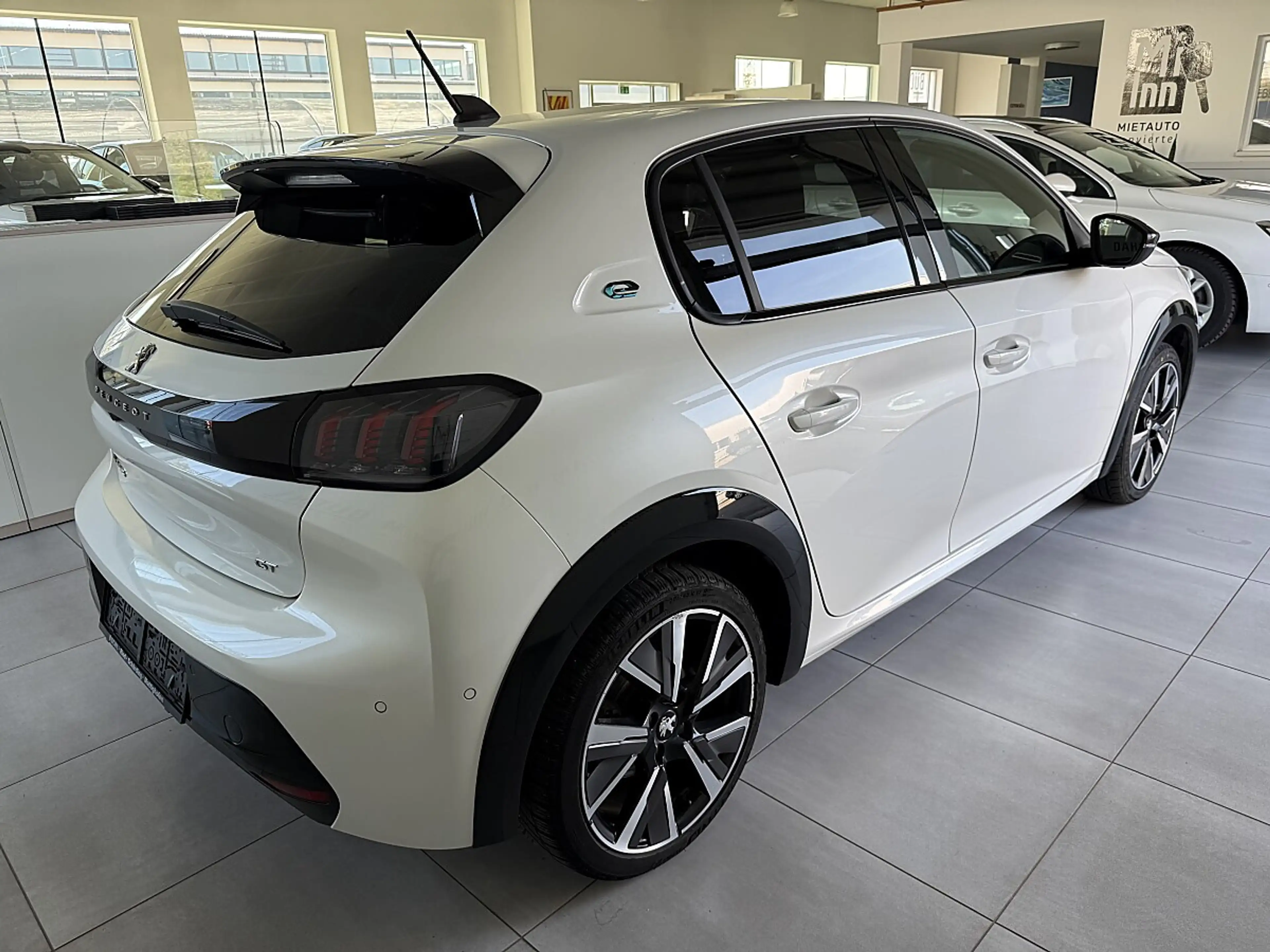 Peugeot e-208 50kWh GT Pack — photo 4