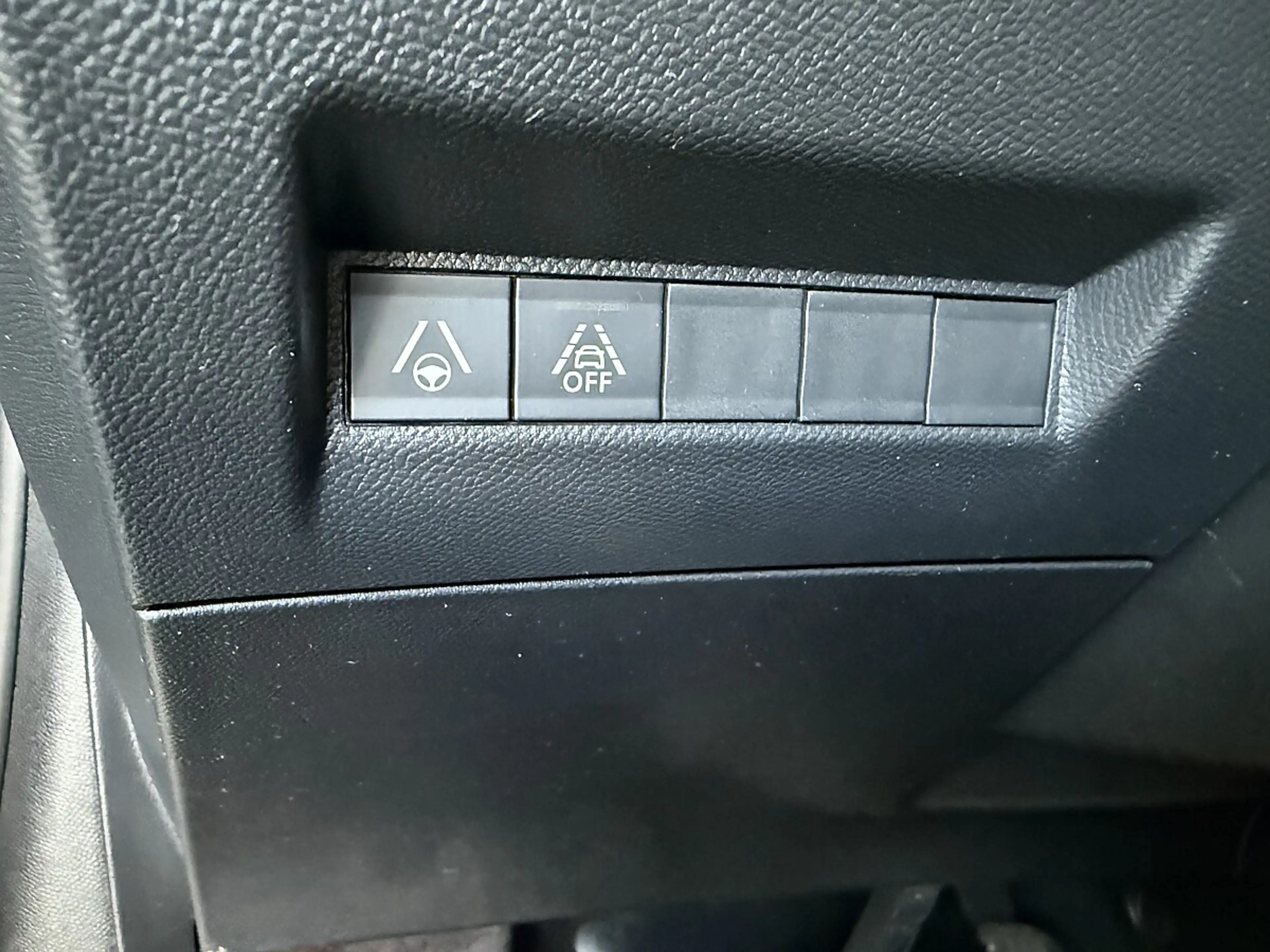 Peugeot e-208 50kWh GT Pack — photo 11