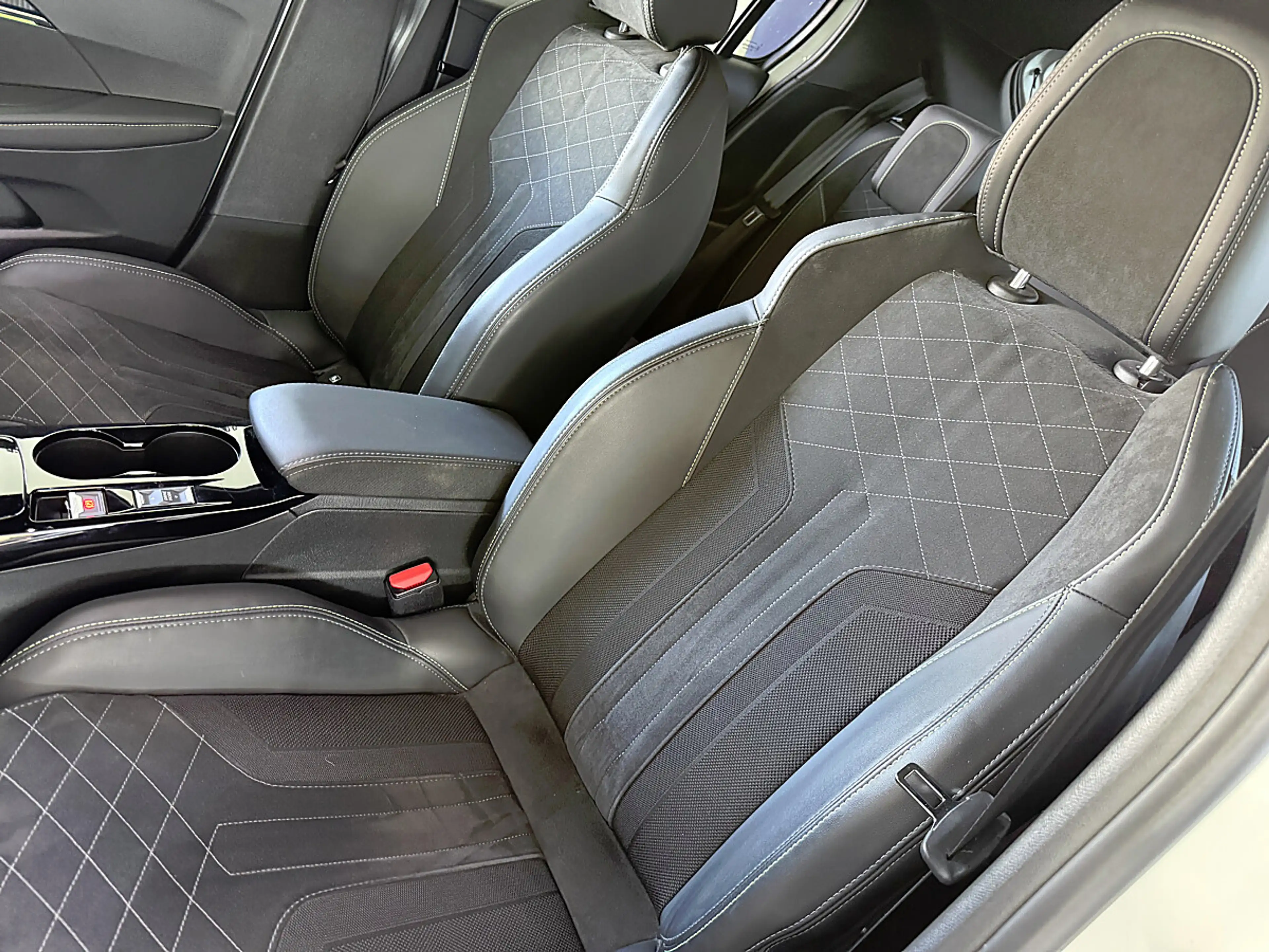 Peugeot e-208 50kWh GT Pack — photo 9