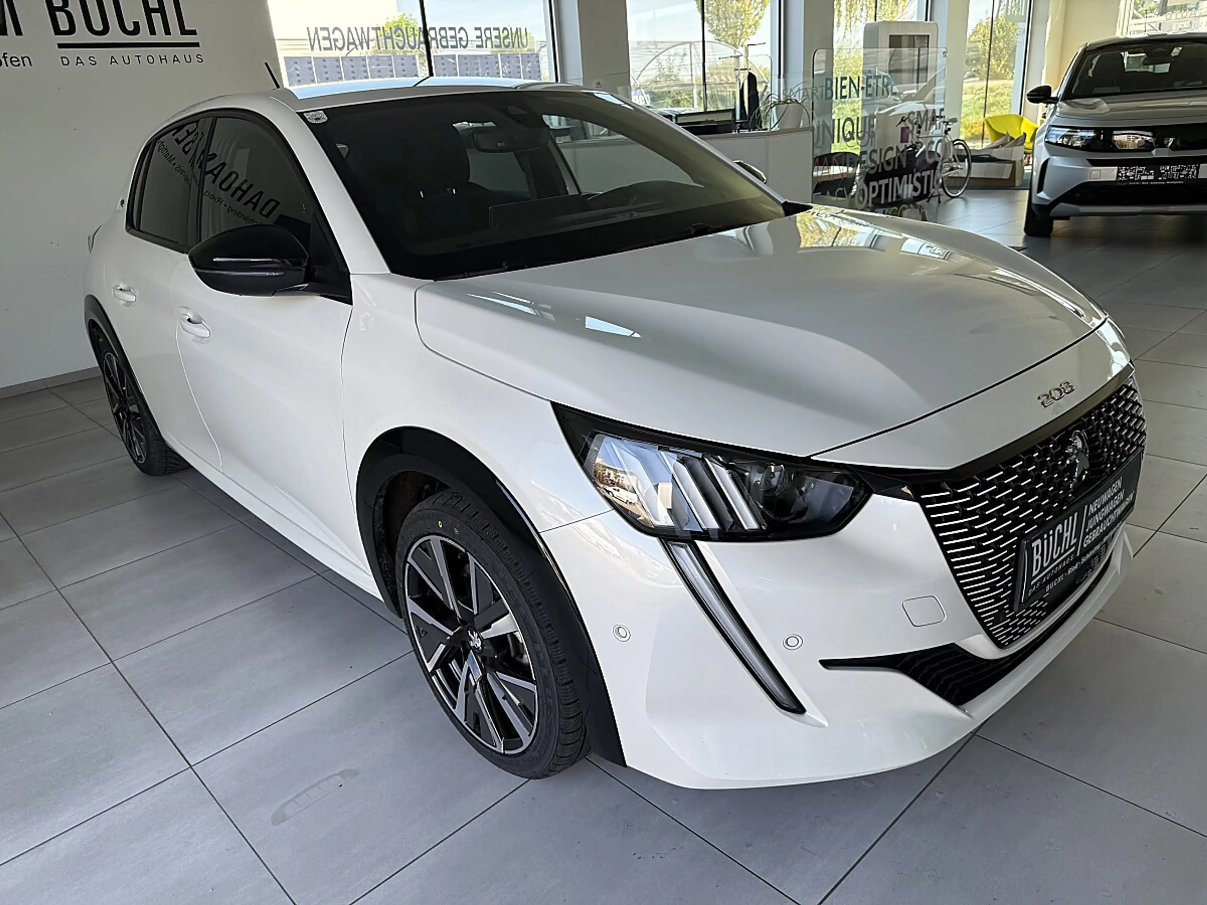 Peugeot e-208 50kWh GT Pack — photo 3