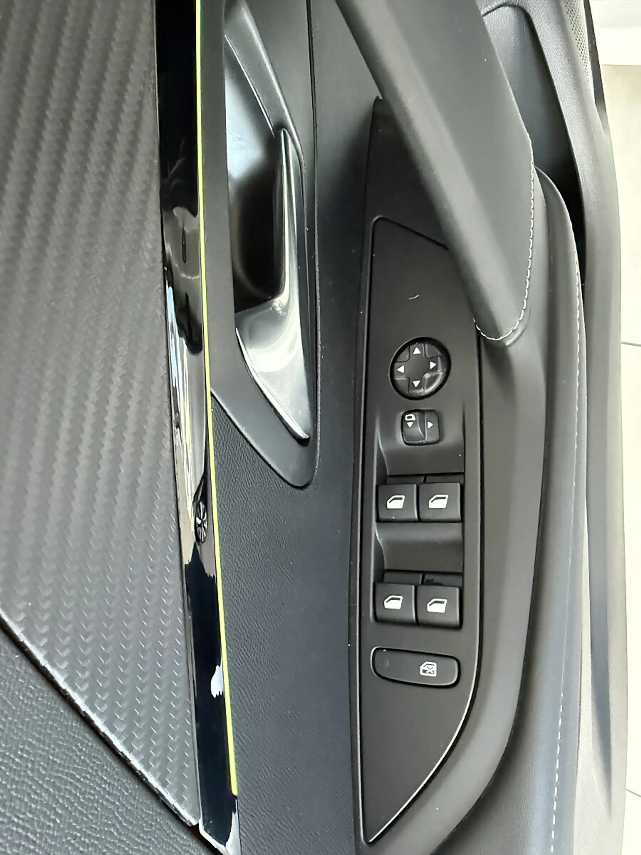 Peugeot e-208 50kWh GT Pack — photo 10