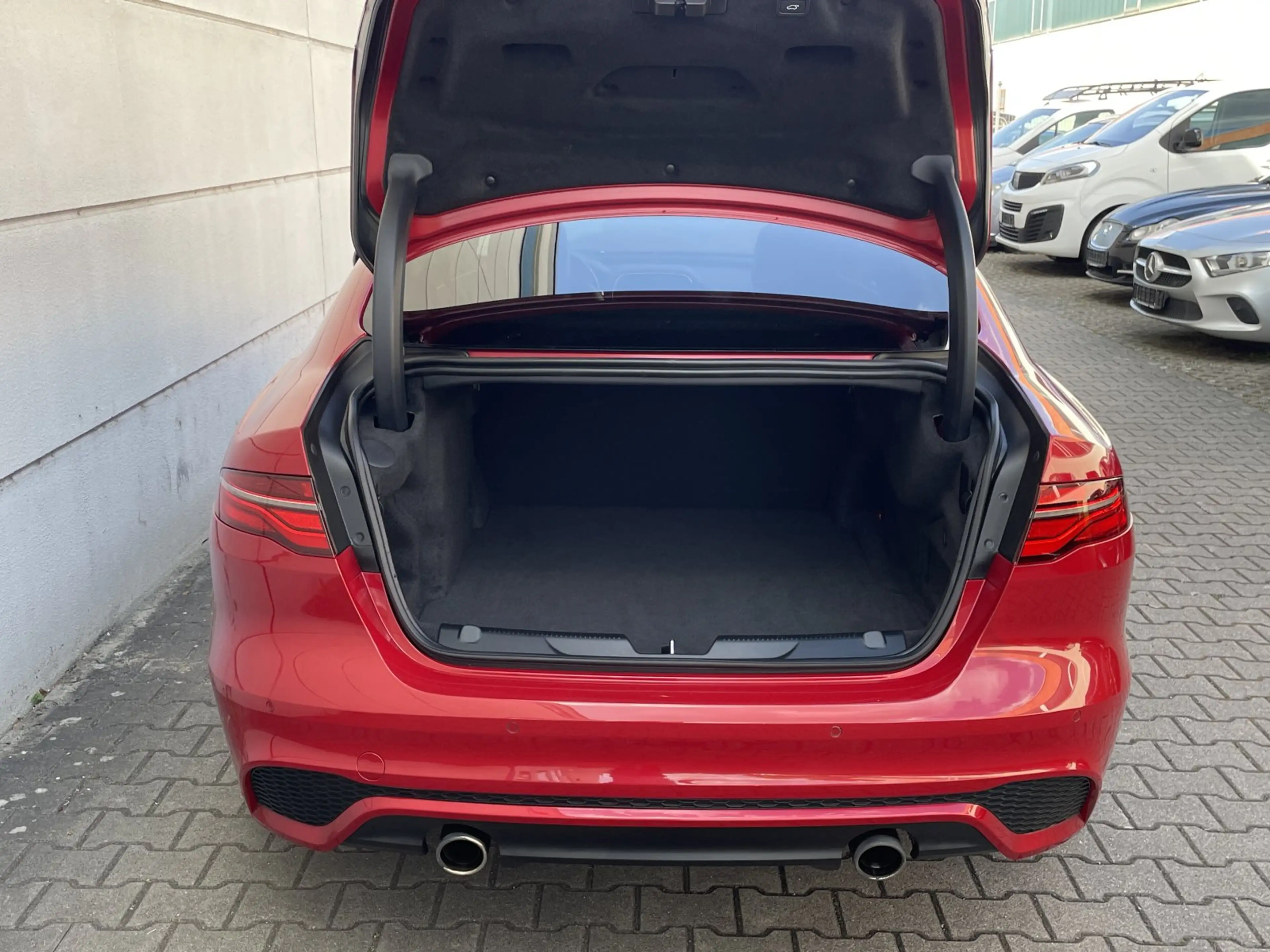Jaguar XE P300 AWD R-Dynamic S ACC Rkam TotwAss LED — photo 10