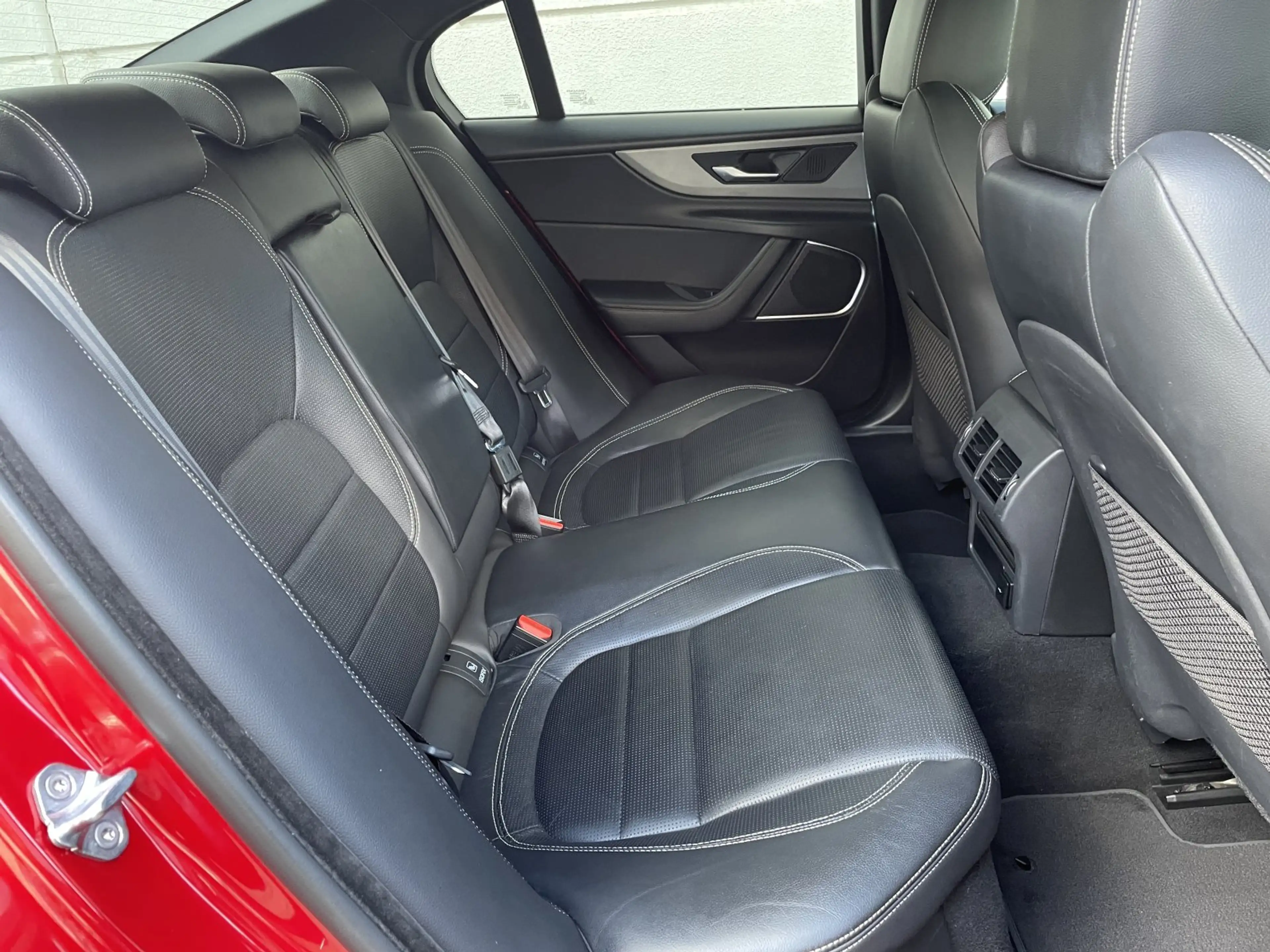 Jaguar XE P300 AWD R-Dynamic S ACC Rkam TotwAss LED — photo 12