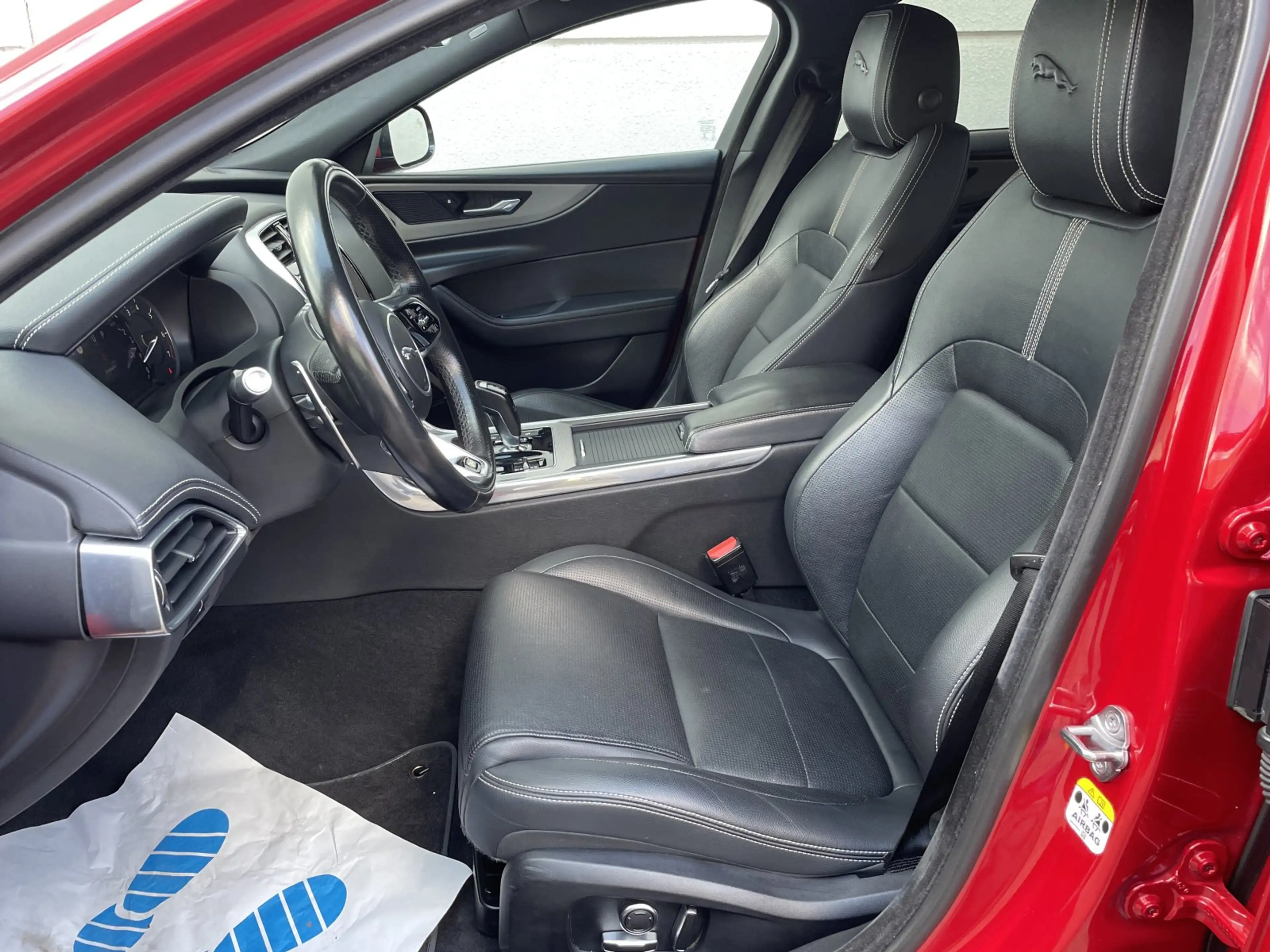 Jaguar XE P300 AWD R-Dynamic S ACC Rkam TotwAss LED — photo 15