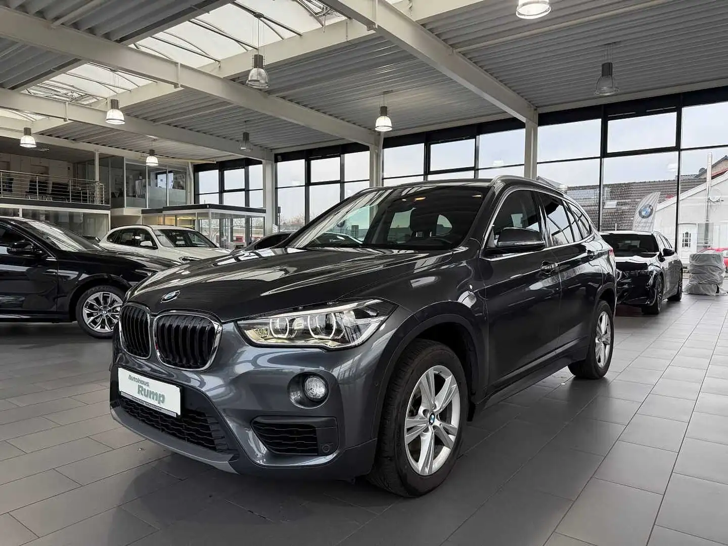 BMW X1 sDrive18i Aut. Advantage LED / NAVI / RFK Grau - 1