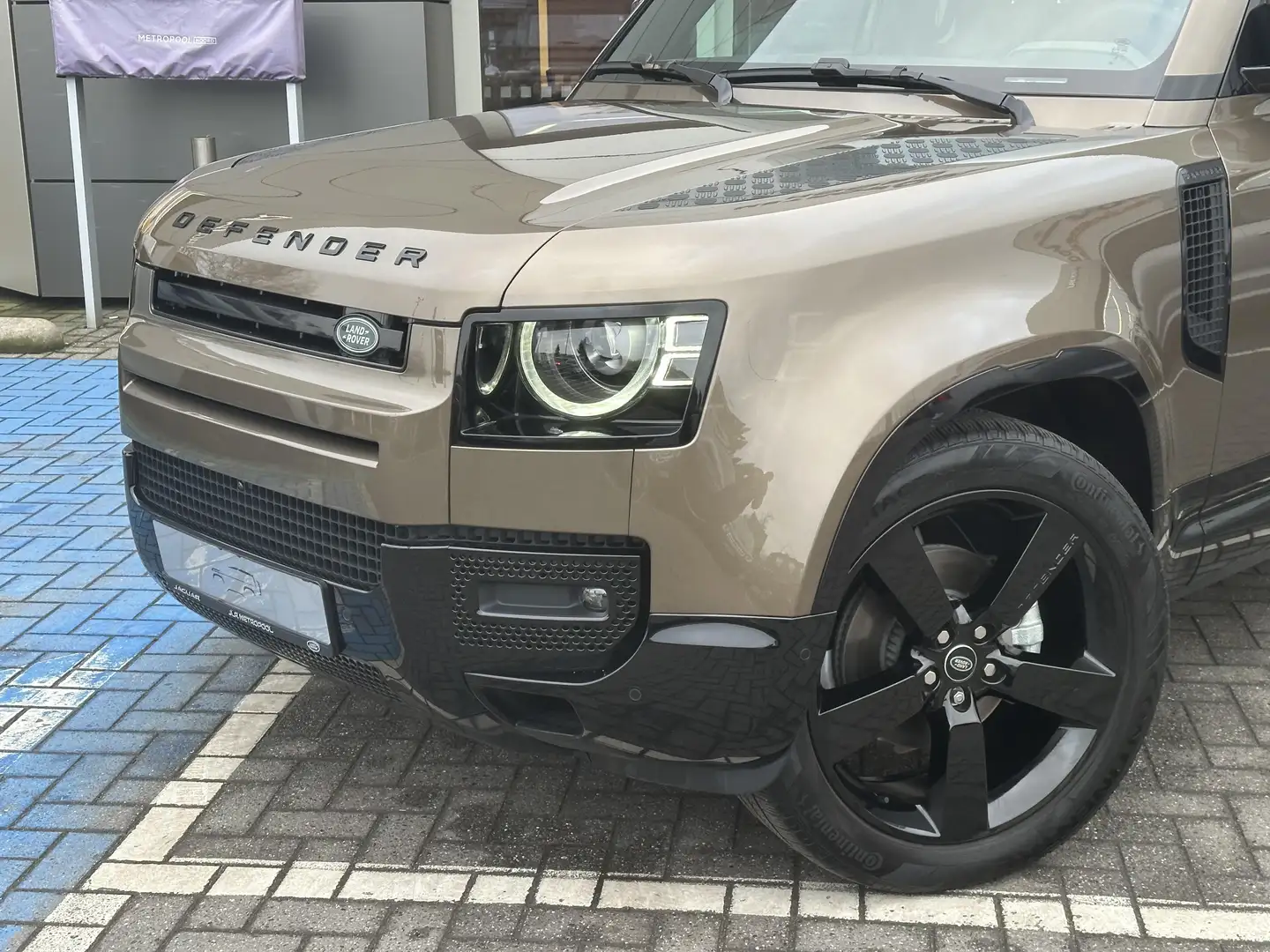 Land Rover Defender // 110 D250 X-Dynamic SE Bruin - 2