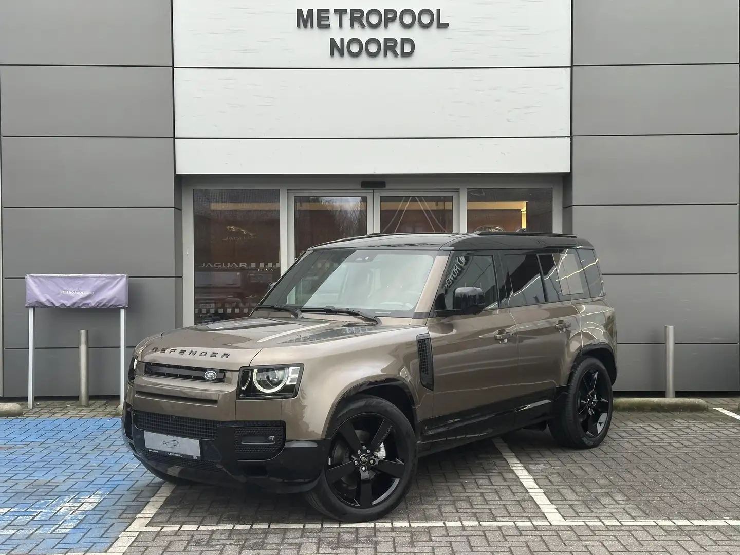 Land Rover Defender // 110 D250 X-Dynamic SE Bruin - 1