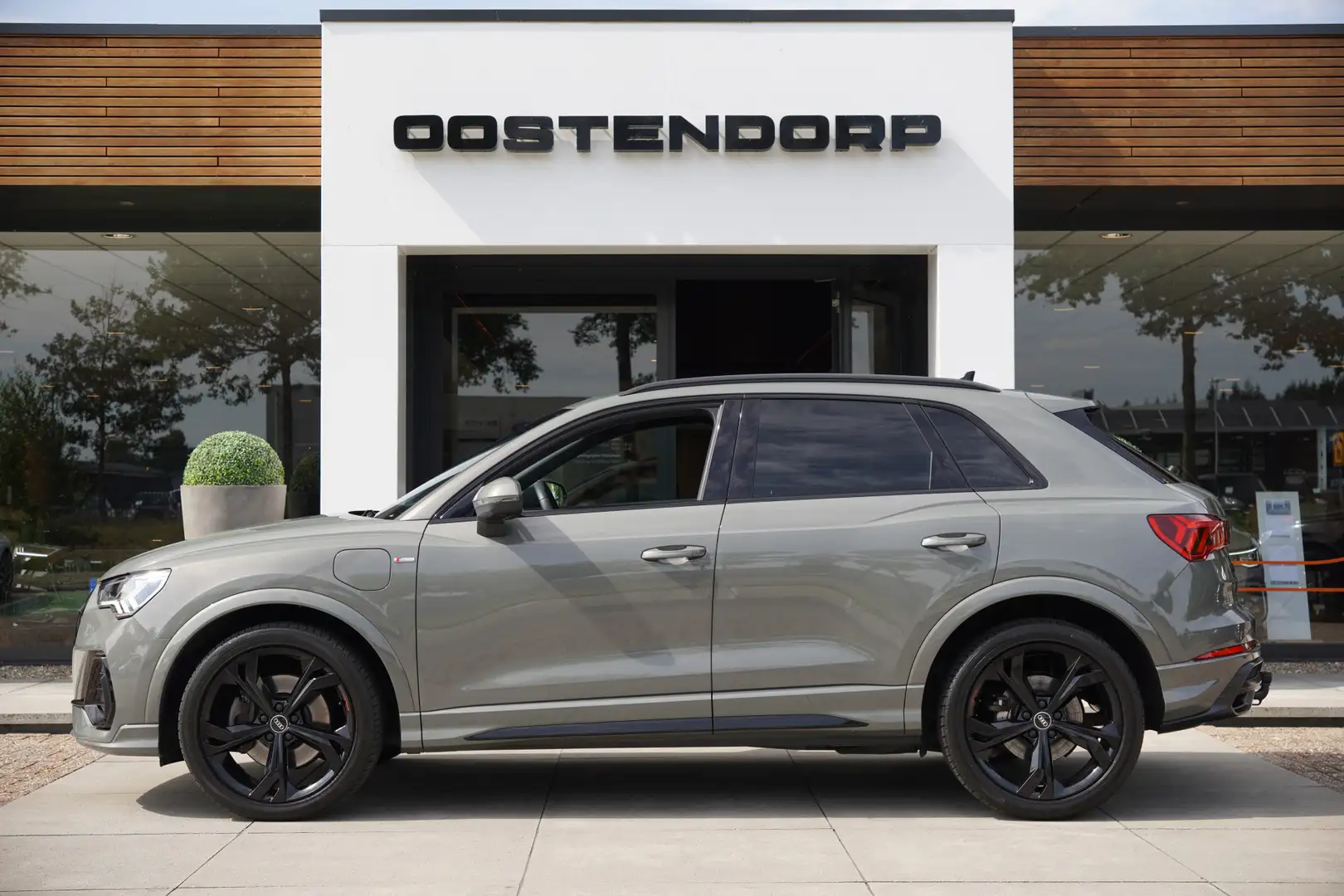 Audi Q3 45TFSIe/245pk S-Line|2022|Trekhaak|20"Blackstye|So Gris - 1