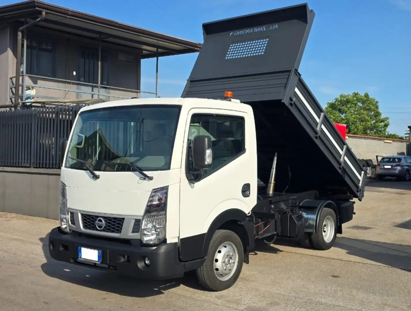 Nissan CABSTAR  3.0 DIESEL 130cv " RIBALTABILE TRILATERAL Blanc - 1
