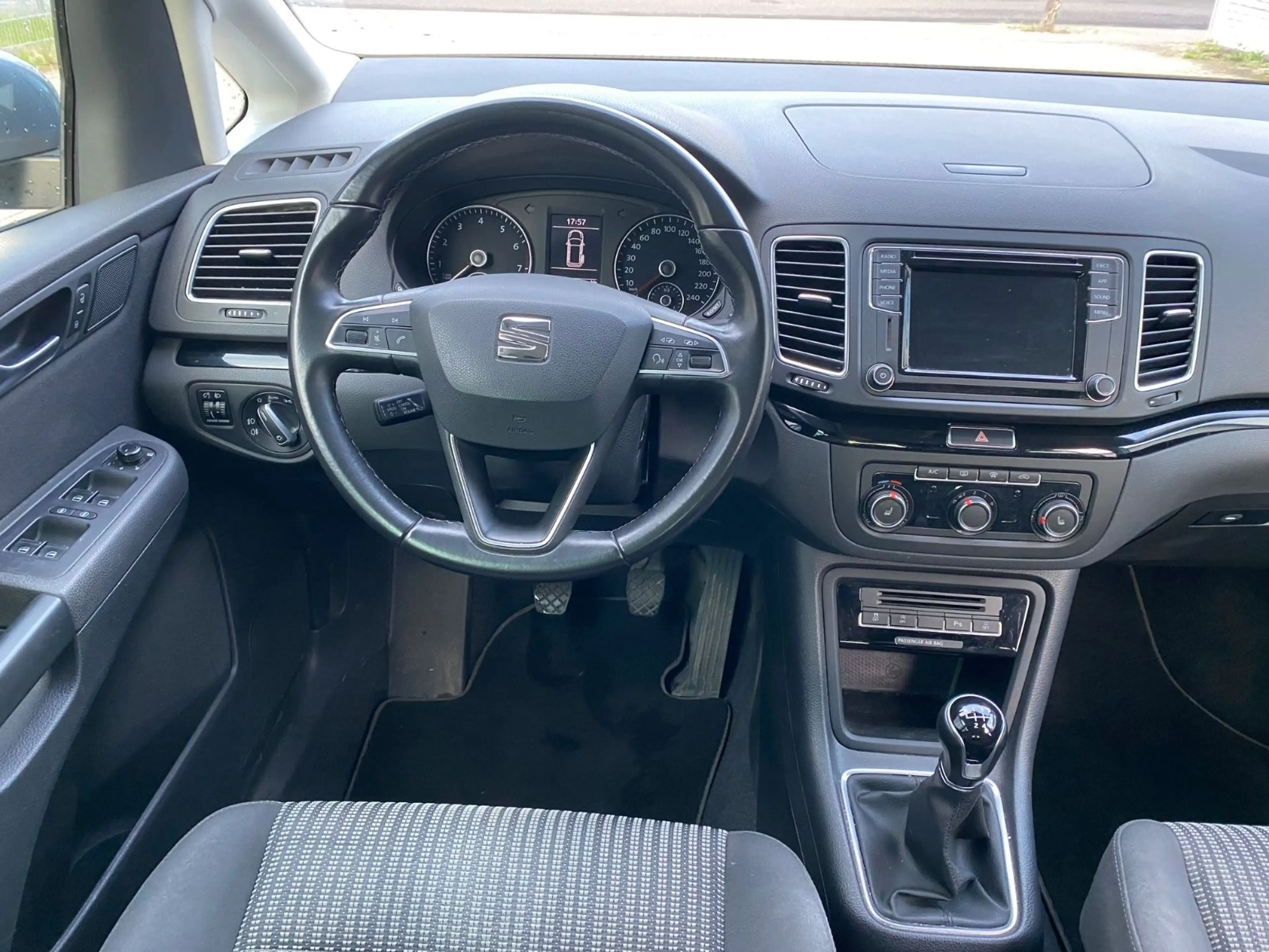 SEAT Alhambra Style. Aus-1 Hand. — photo 9
