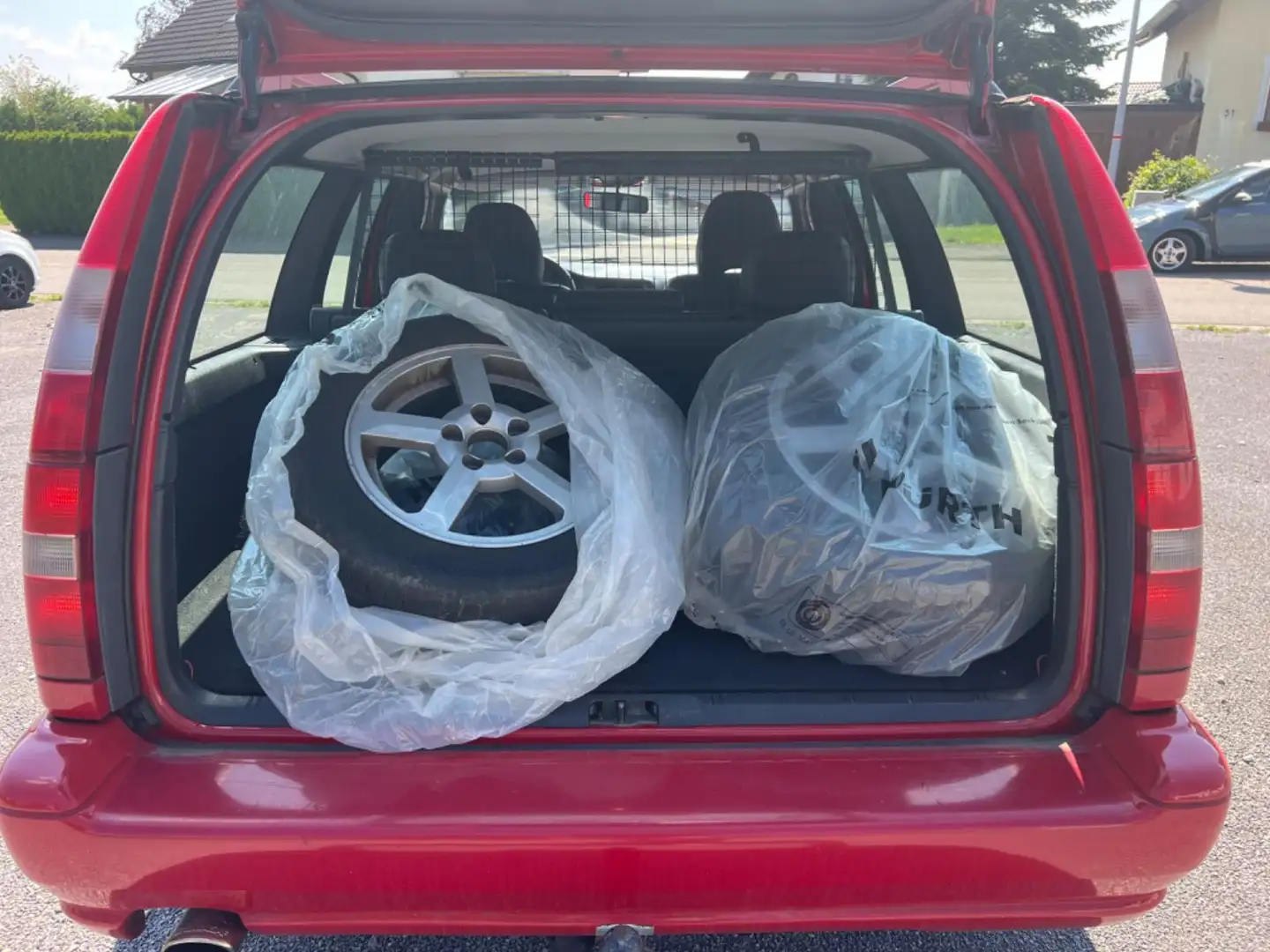 Volvo V70 2.5 Leder TÜV NEU aus 2 Hand 8xREIFEN Rot - 2