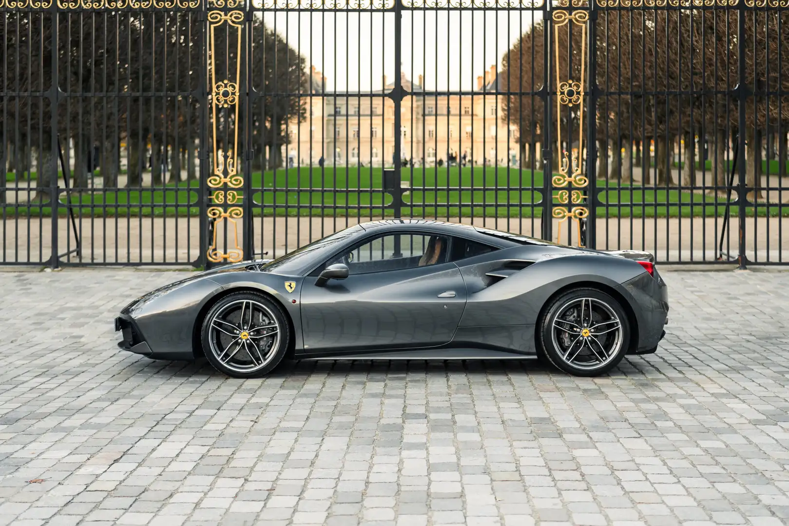 Ferrari 488 GTB - Grigio Silvestone/Cuoio, 21 300 kms Gris - 2