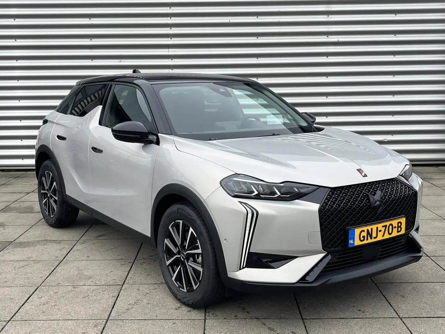 DS Automobiles DS 3 1.2 PureTech 130pk Aut Performance Line | Navigati Grijs - 2