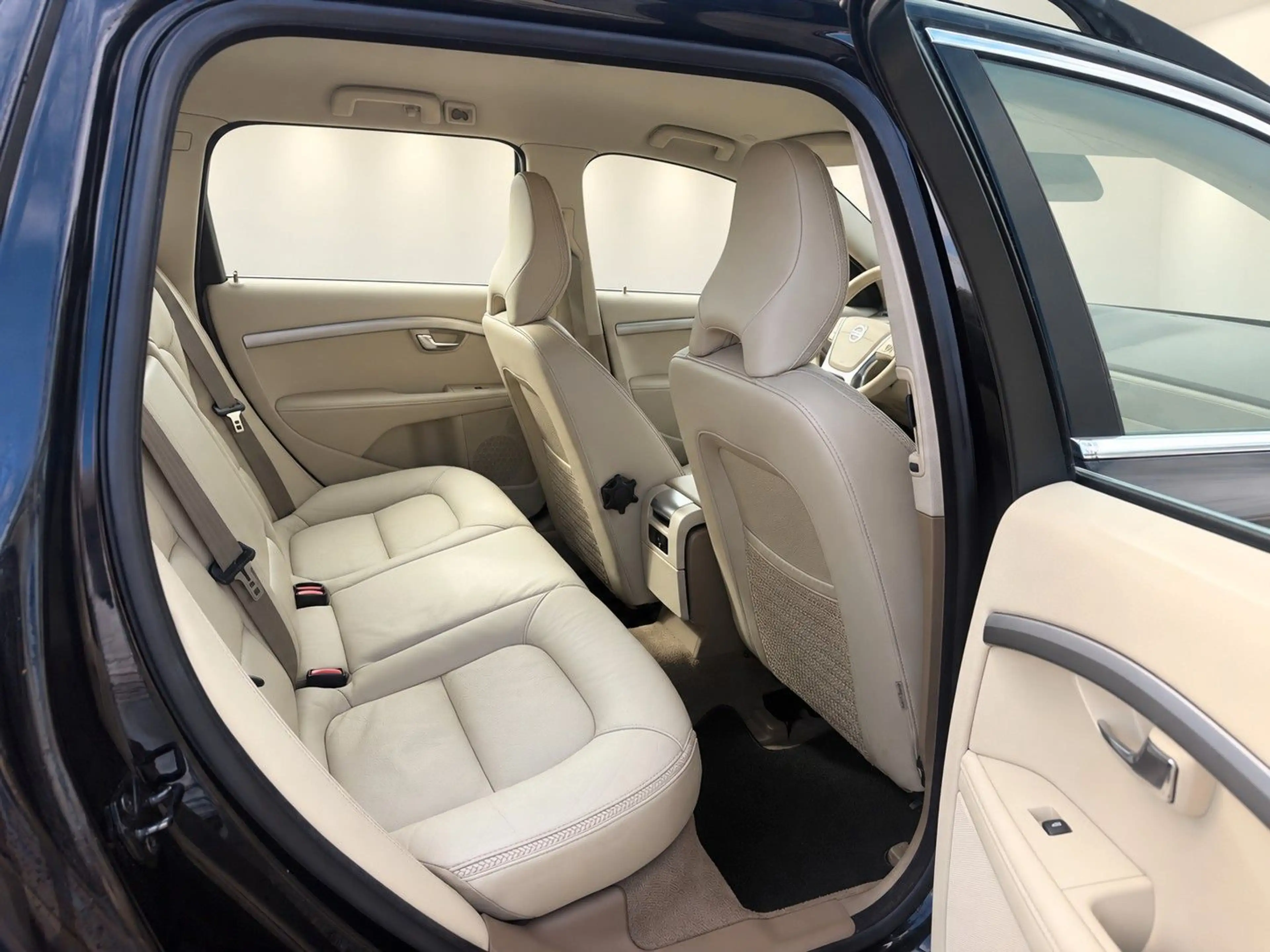 Volvo XC70 D5 Momentum AWD/Automatik/Leder/Navi/Xenon — photo 7
