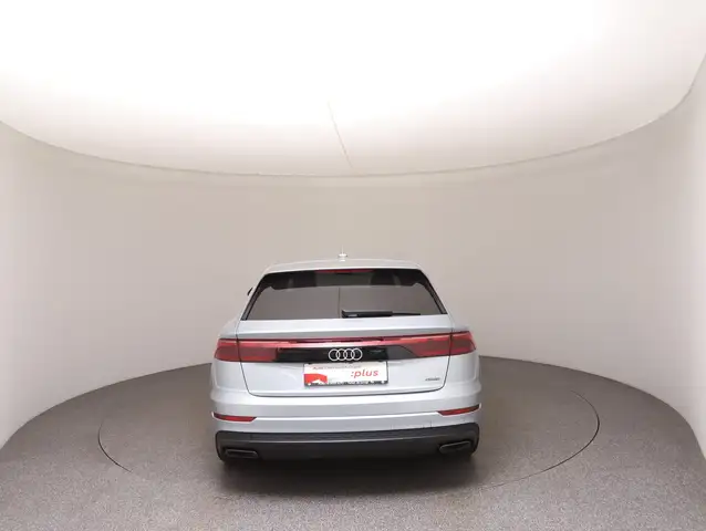 Audi Q8 view 6