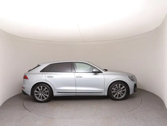 Audi Q8 view 7