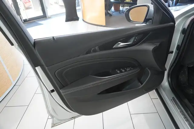 Opel Insignia view 16