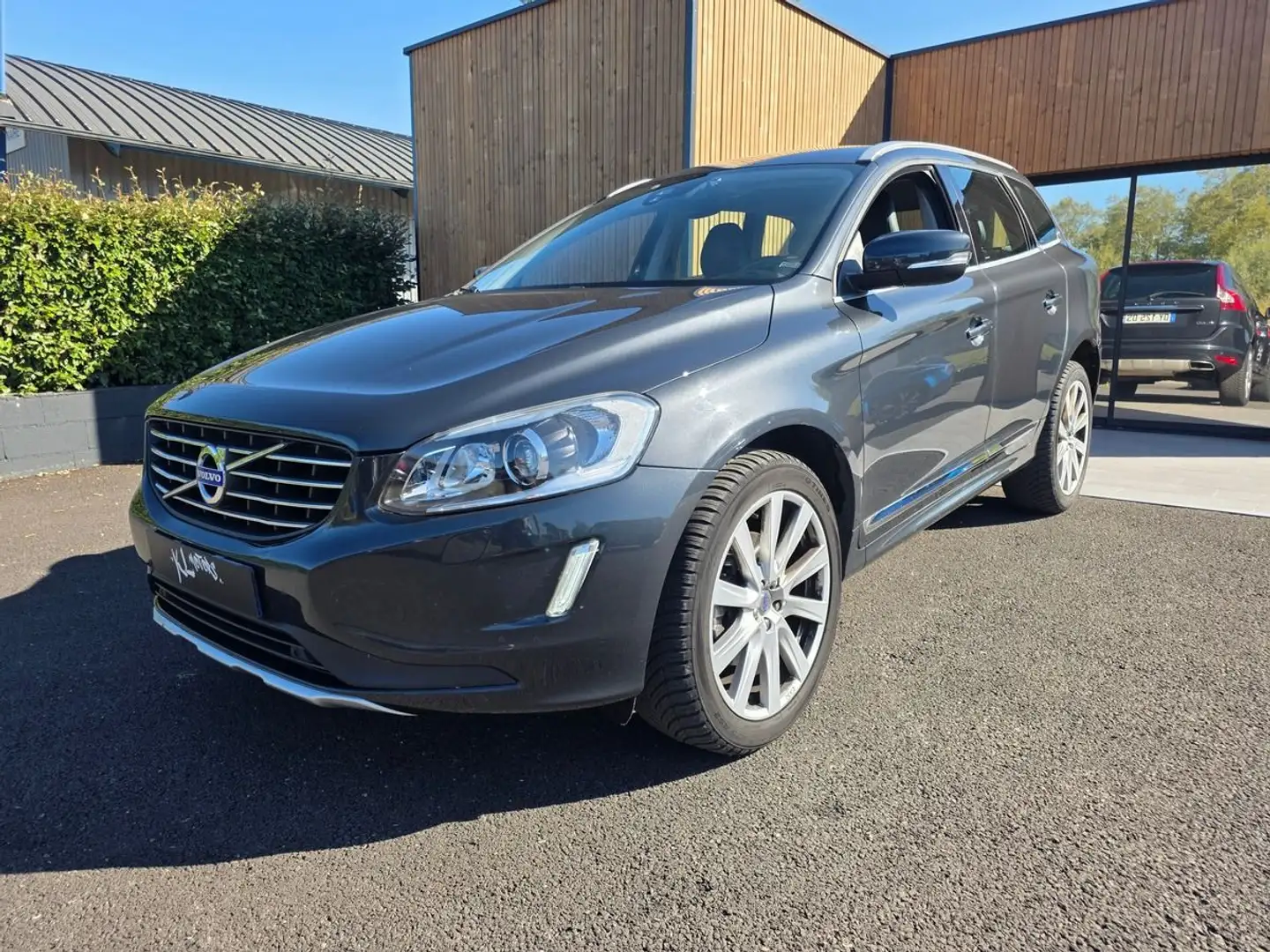 Volvo XC60 2.4L 180CH D4 SUMMUM AWD 4X4 Noir - 1