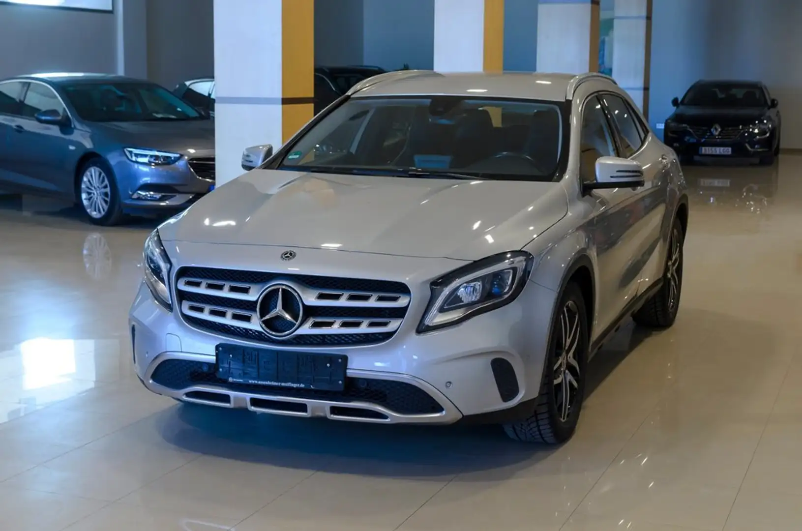 Mercedes-Benz GLA 200 200d Urban 7G-DCT Gris - 1