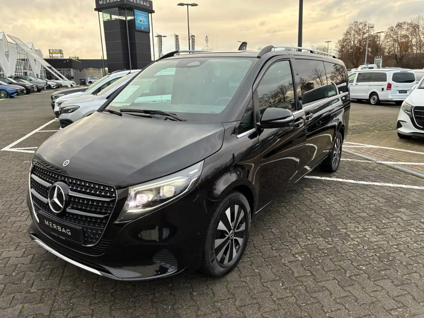 Mercedes-Benz V 300 d AVANTGARDE Extralang ACC Navi SHZ 360 LM Schwarz - 1