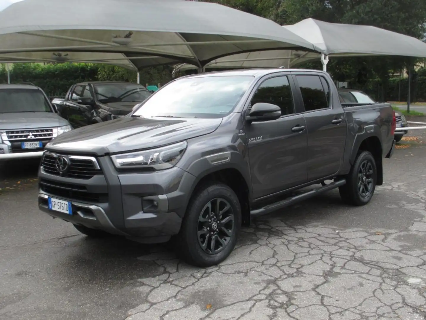 Toyota Hilux + IVA !!! 2.8 D A/T 4WD Double Cab Invincible Gris - 1