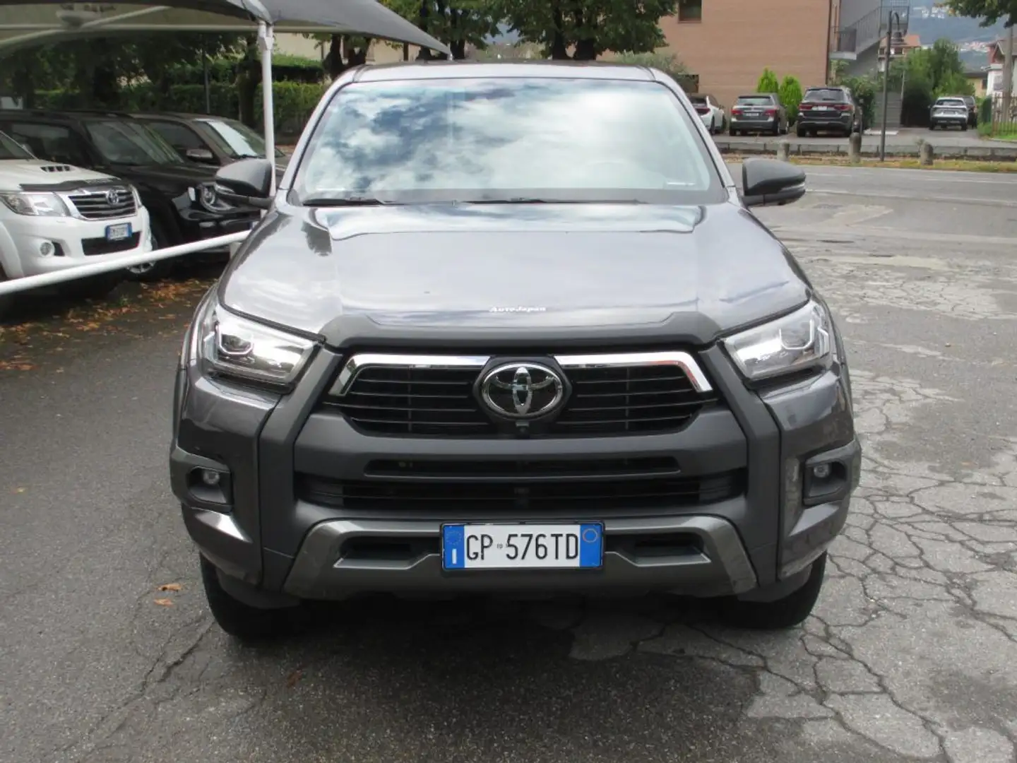 Toyota Hilux + IVA !!! 2.8 D A/T 4WD Double Cab Invincible Gris - 2