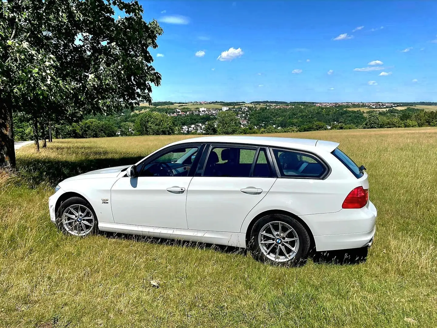 BMW 320 320d xDrive DPF Touring - 1