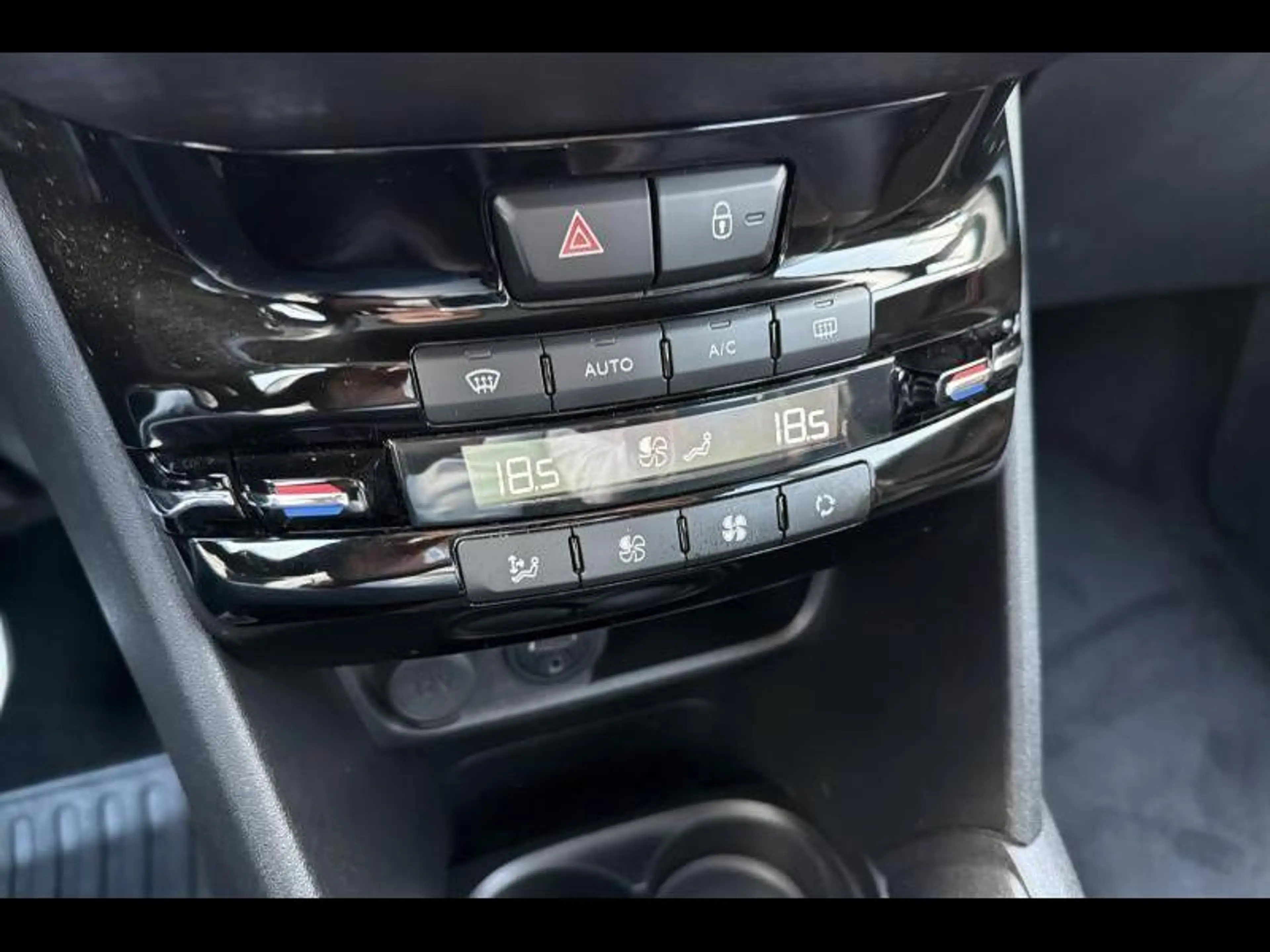Peugeot 208 GT-Line.CAM.SENS.CARPLAY.LEDER — photo 14