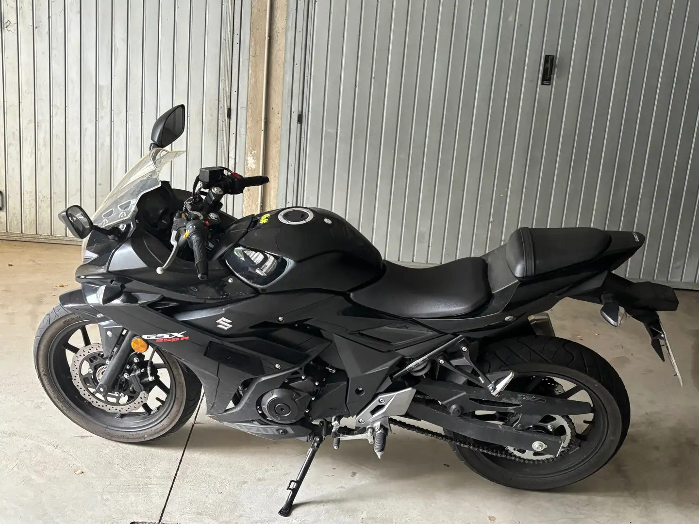 Suzuki GSX 250 Negro - 1